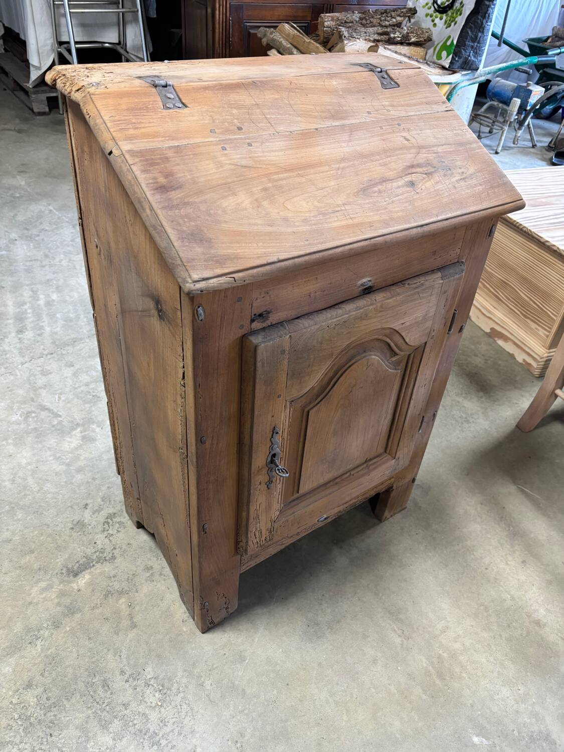 One-door writing desk