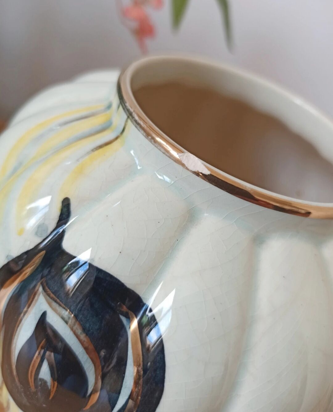 Vintage ceramic vase - Hand-painted decoration