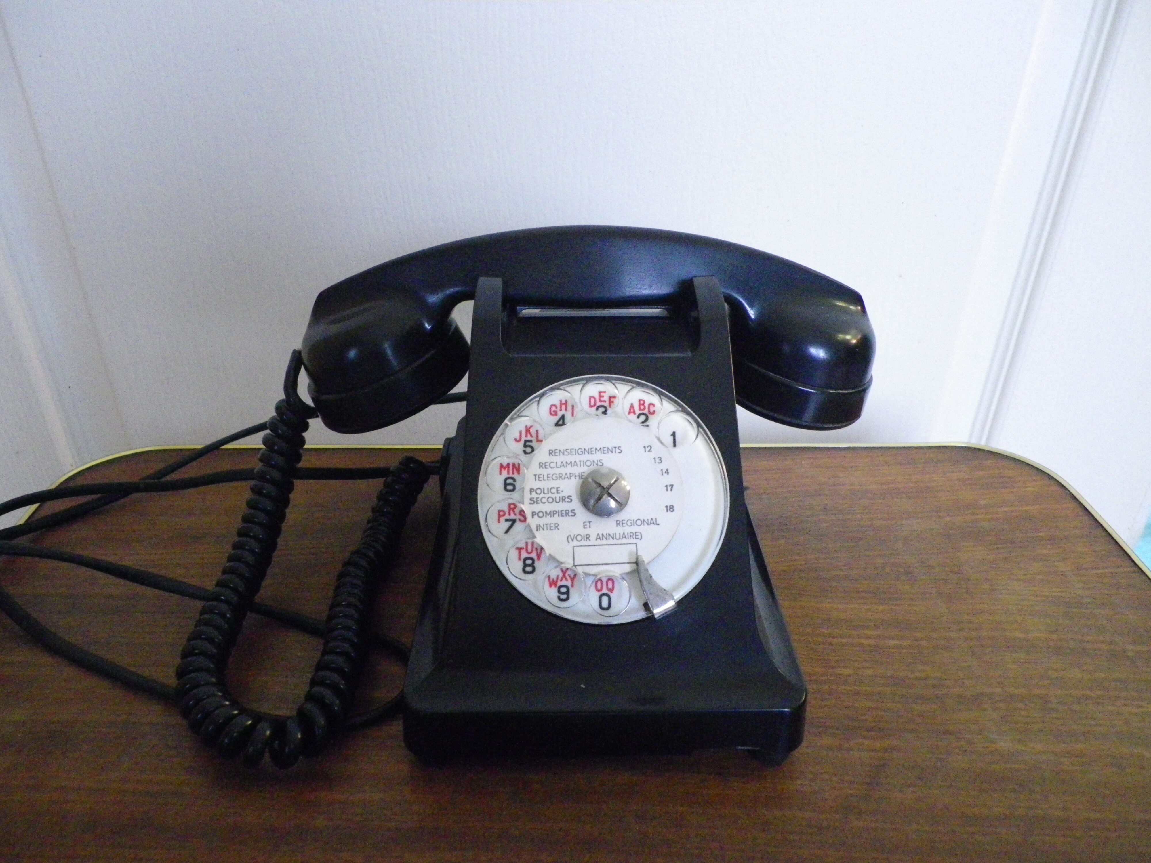 Black bakelite phone with earphone