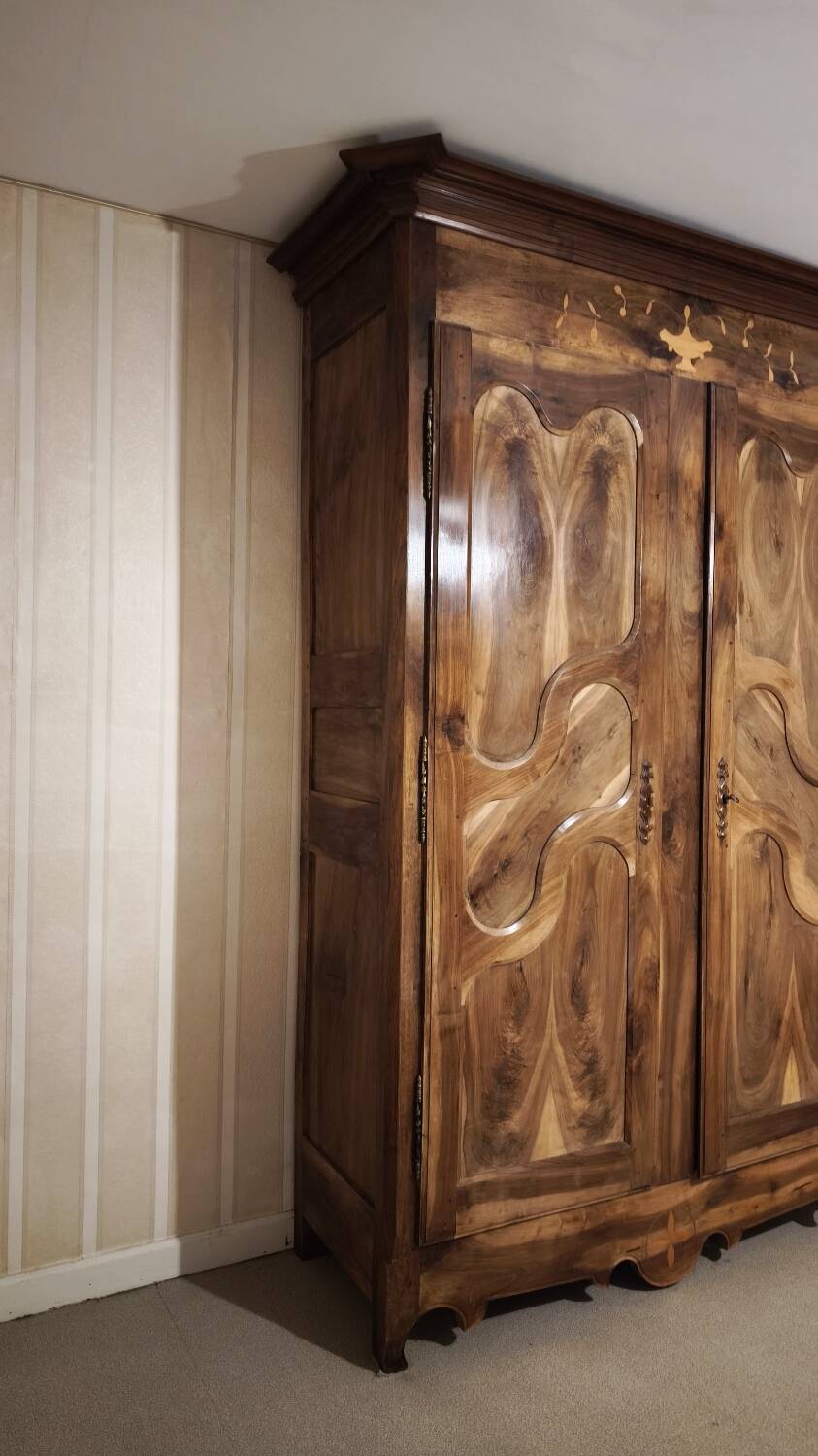 Magnifique armoire en noyer