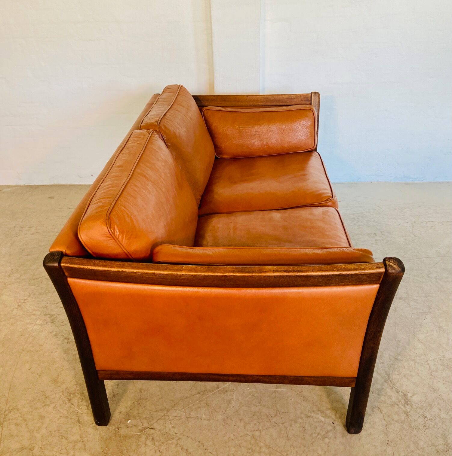 Canapé vintage danois des années 60 en cuir cognac pour 2 personnes.