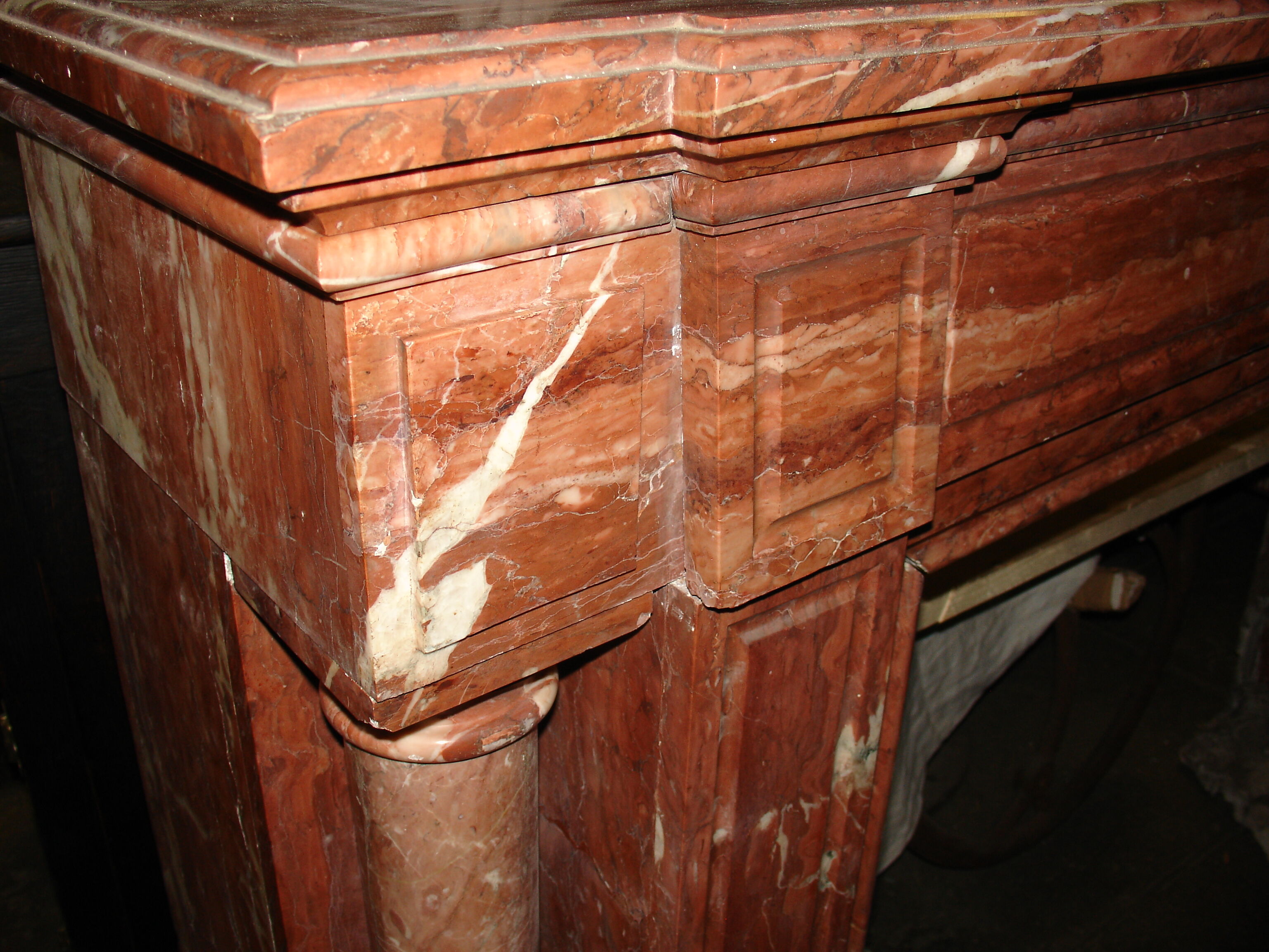 Fireplace columns in red marble of Languedoc and dating from the end of the XIX century