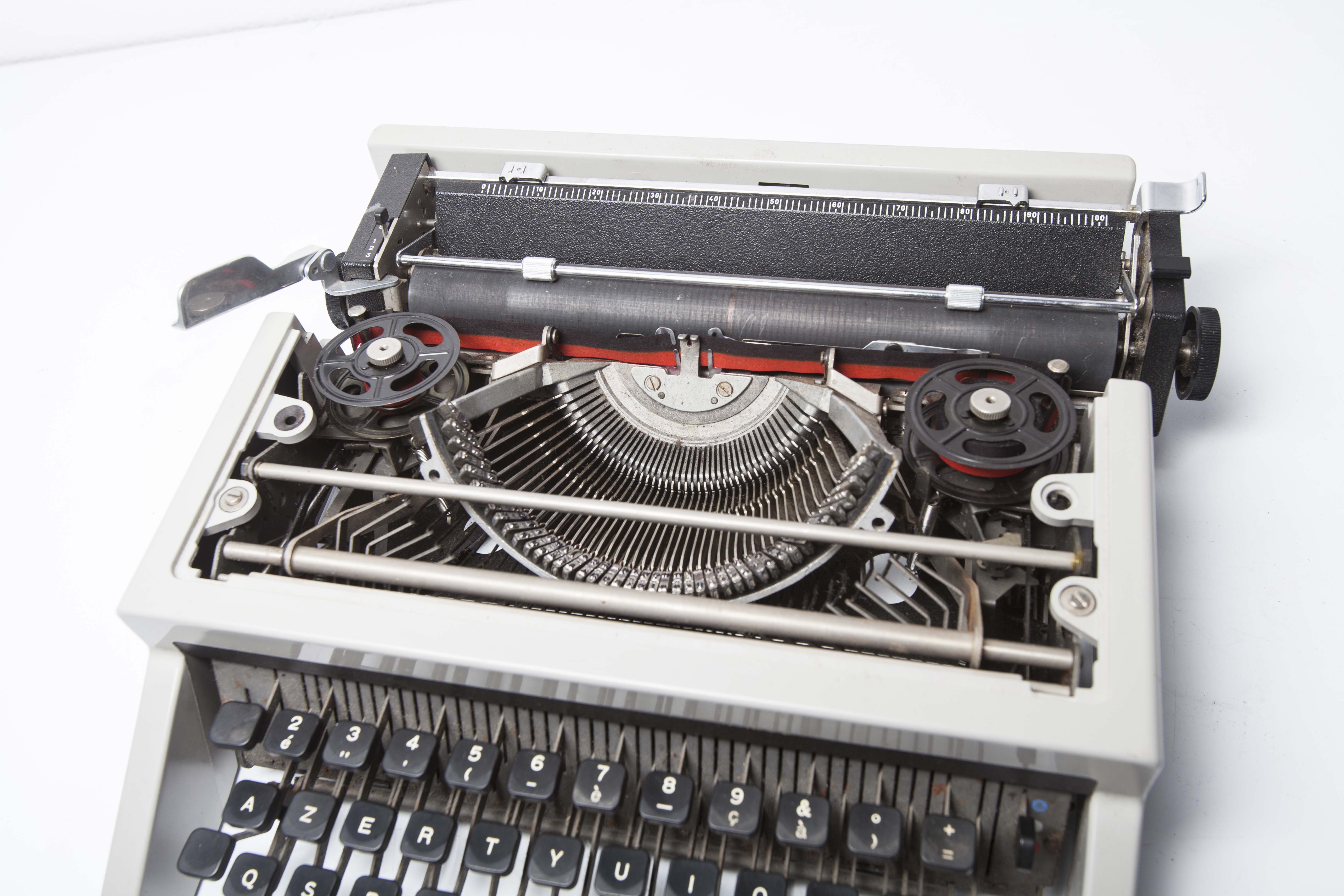 Dora typewriter by Olivetti 70