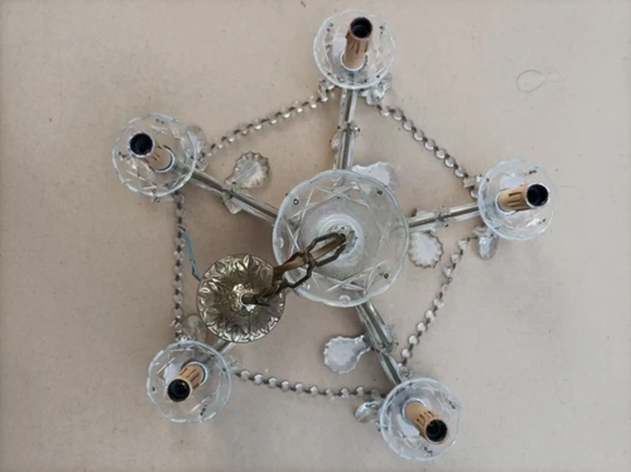 Very beautiful Venetian chandelier with 5 lights / complete and in working condition.
