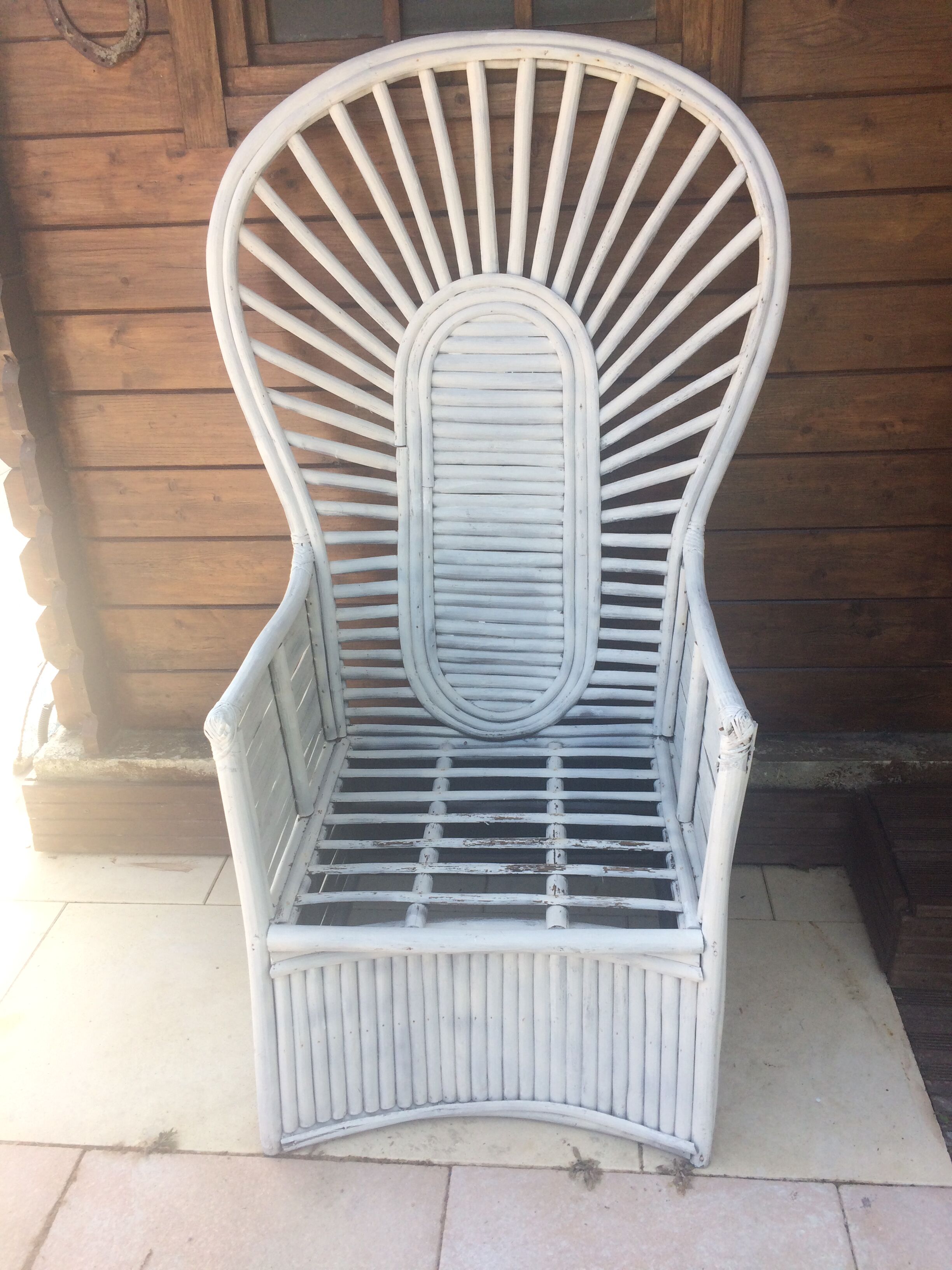 Fauteuil blanc en bambou, dans le style Emmanuelle années 60