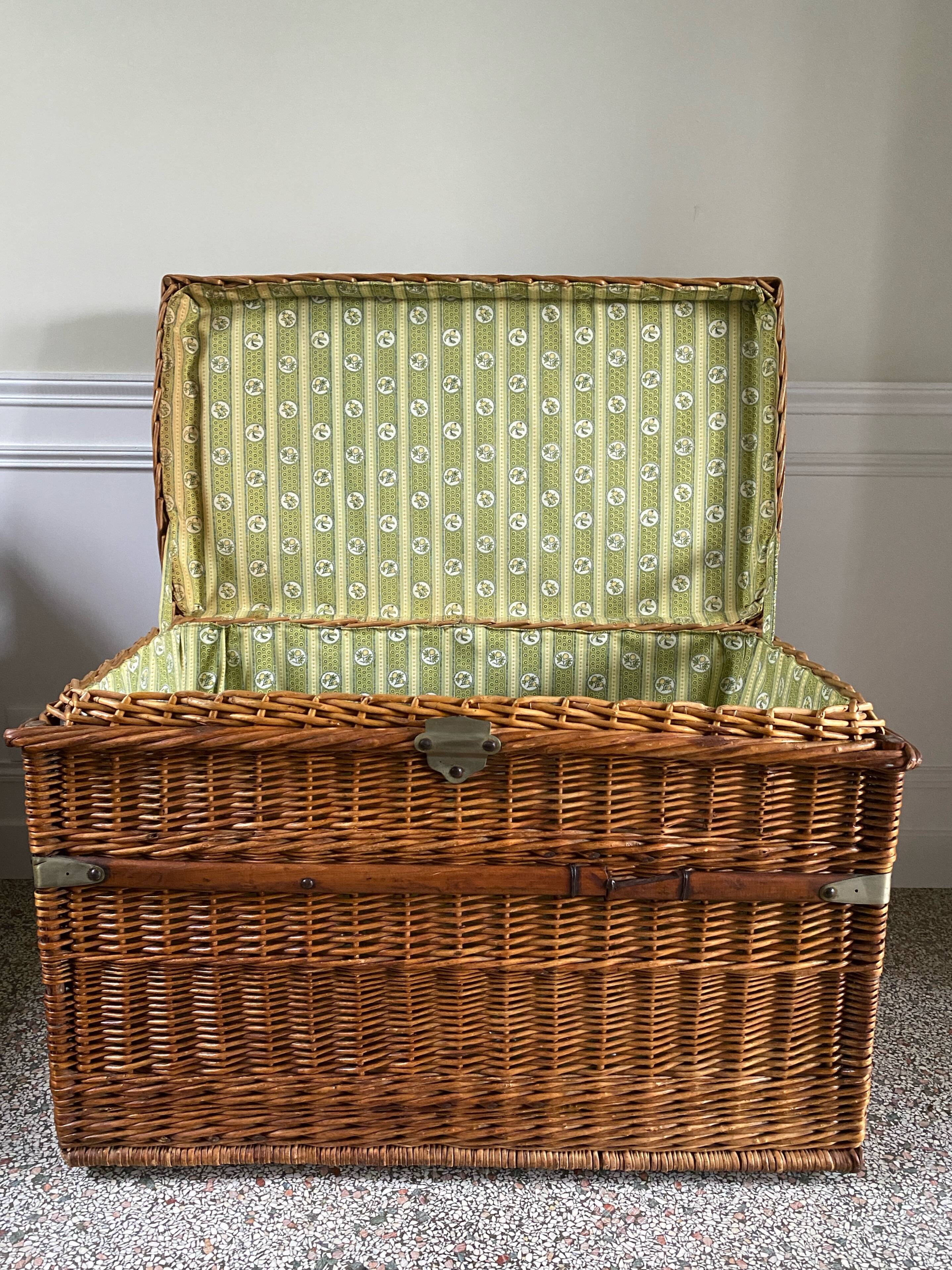 Malle / coffre en osier rotin vintage doublé tissu vert