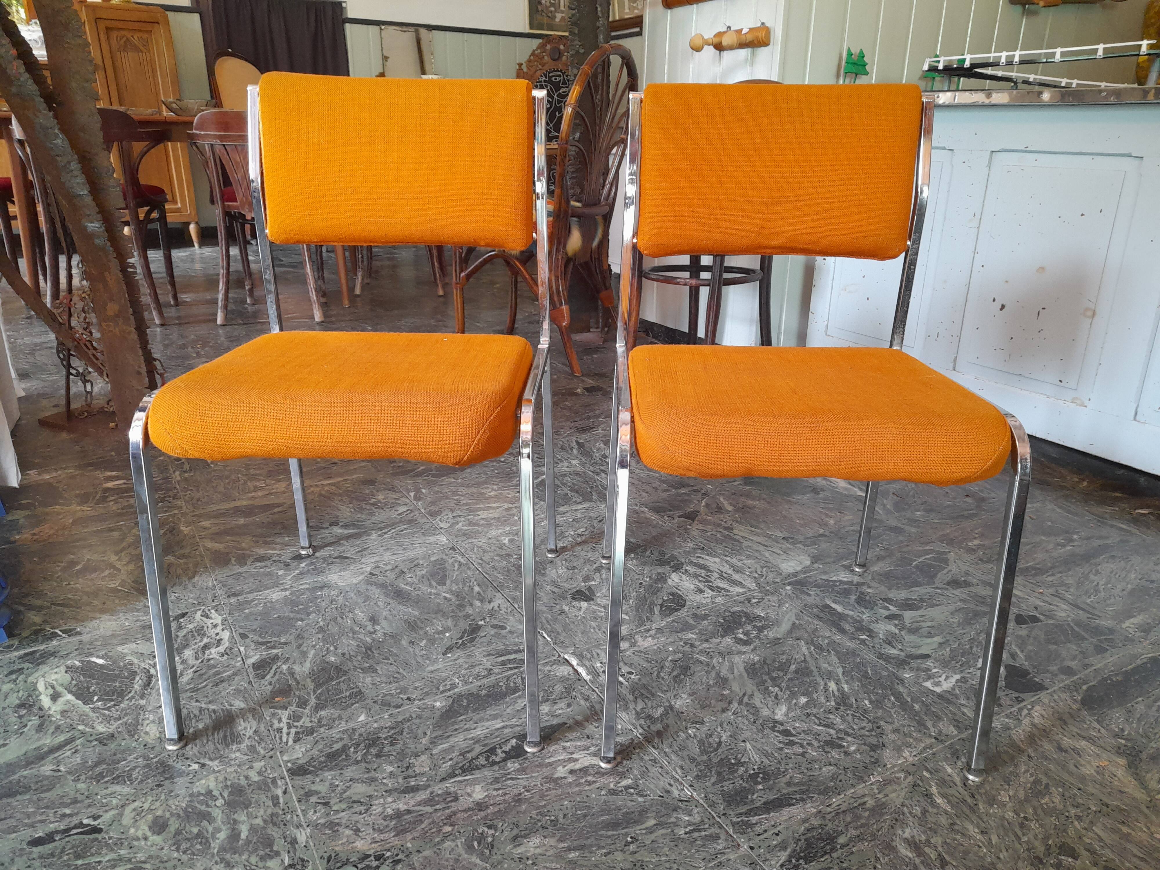 chaises oranges vintages