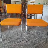 chaises oranges vintages