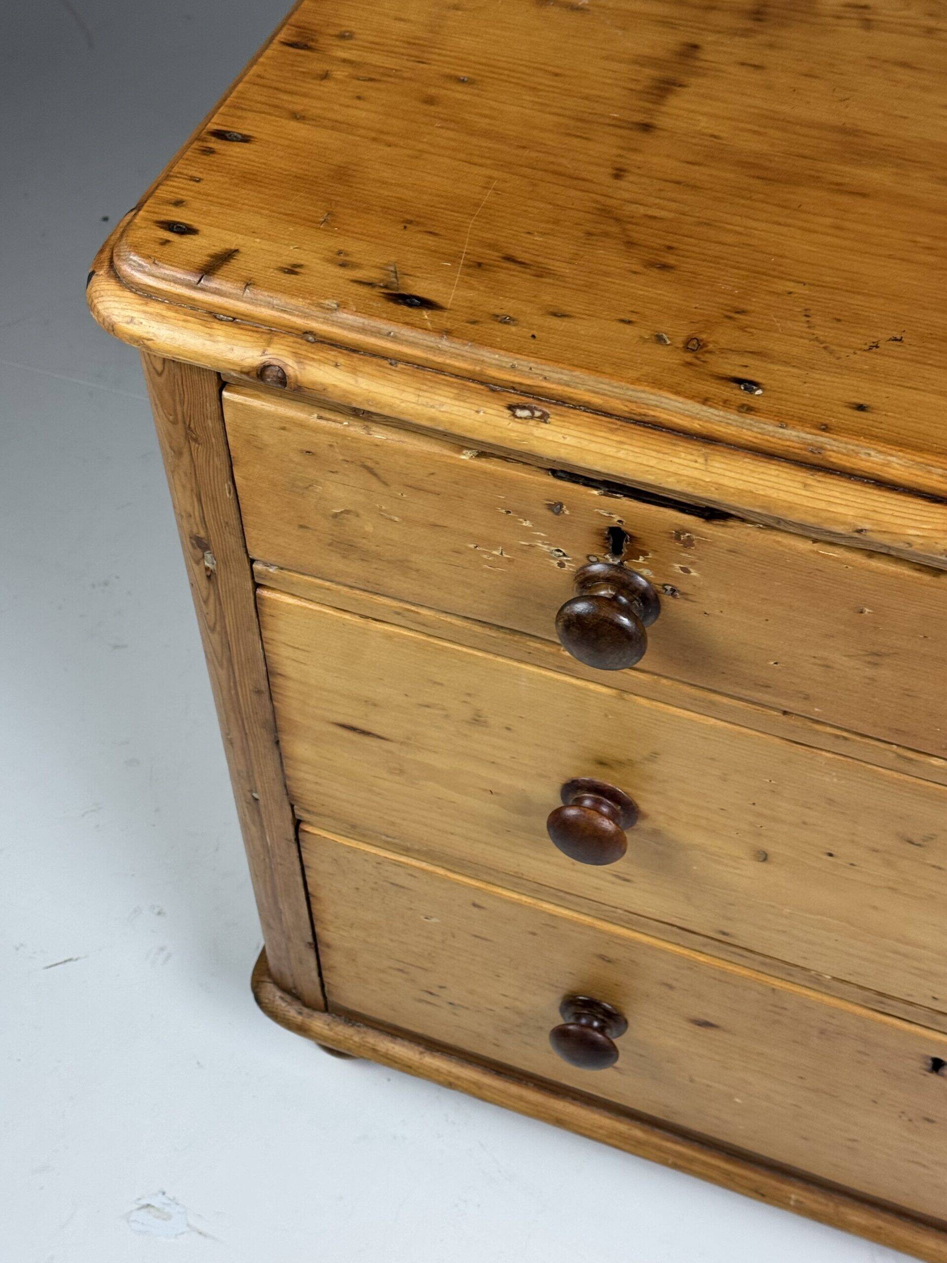 Pine commode English
