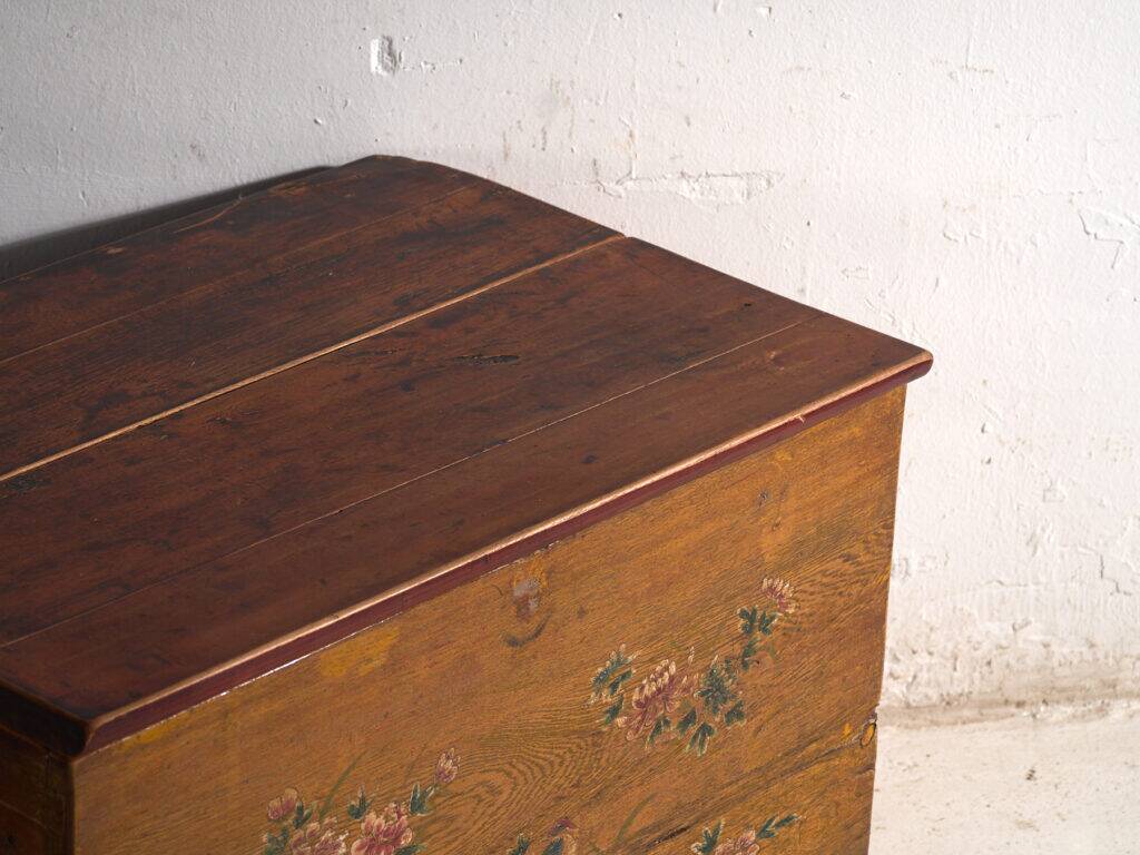 Antique Chinese chest with painted flowers in elm – China, circa 1900