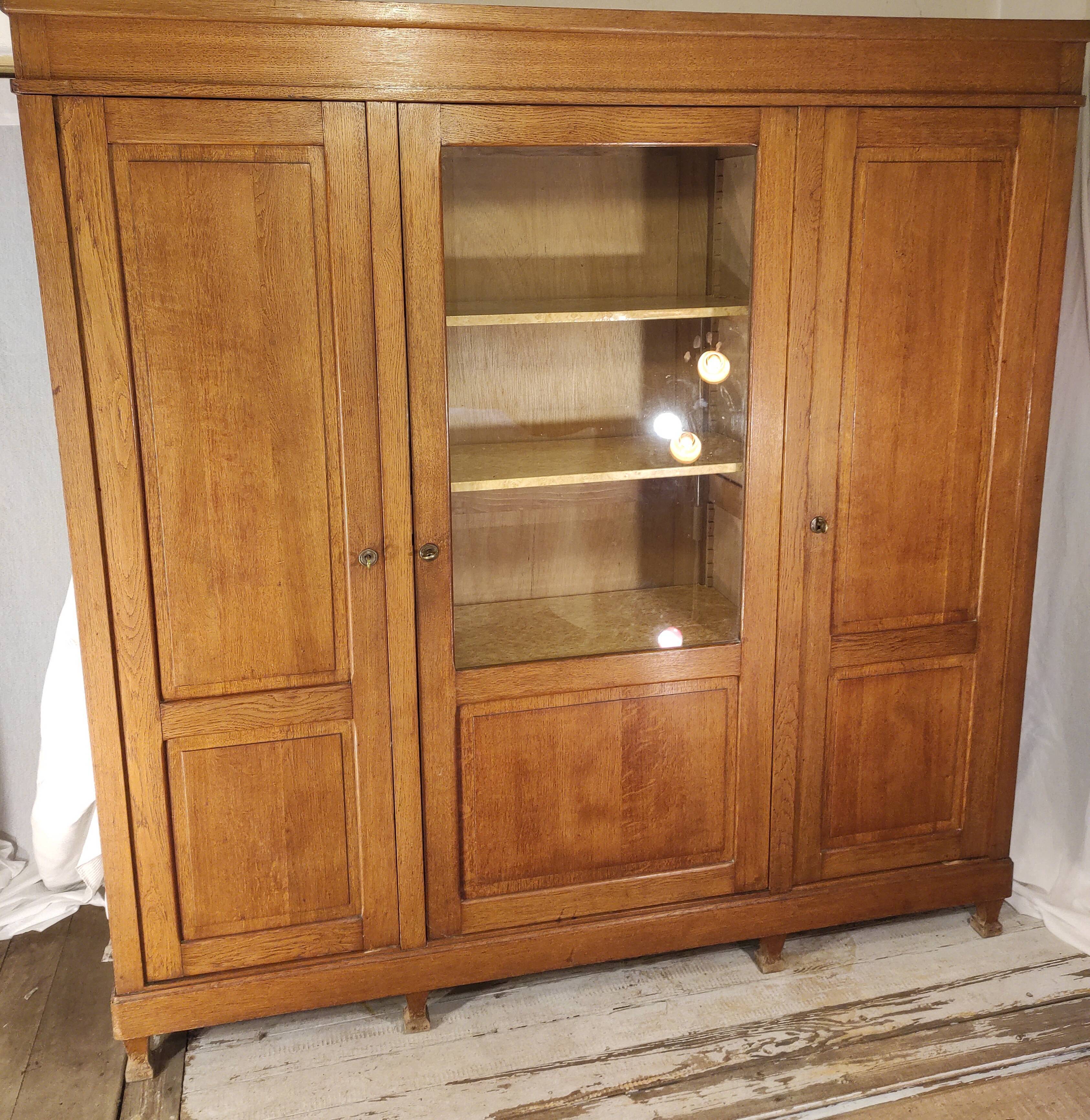 Trade library with showcase