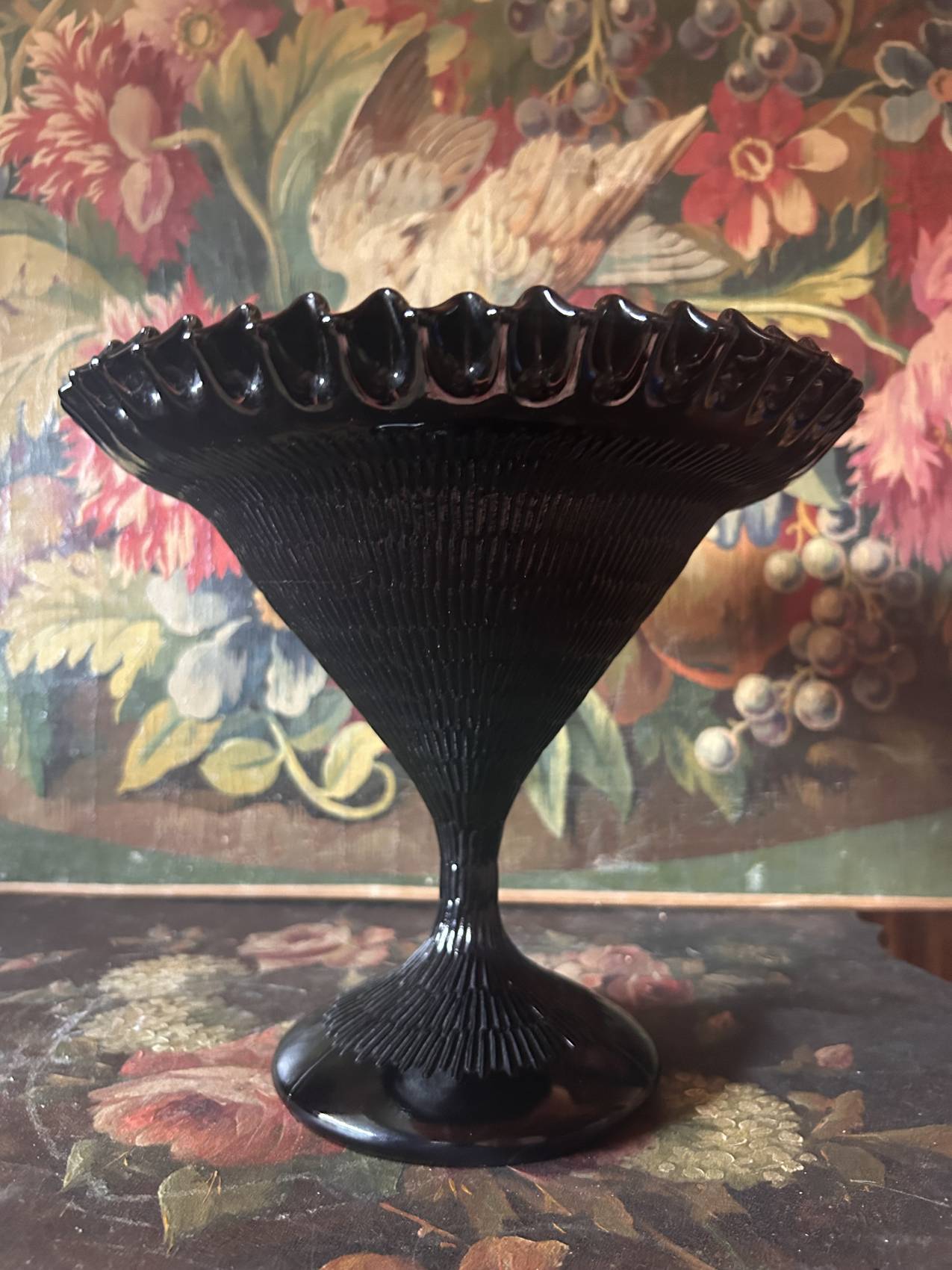 Grande coupe sur pied en opaline noire Art déco des années 1930 une rareté atypique