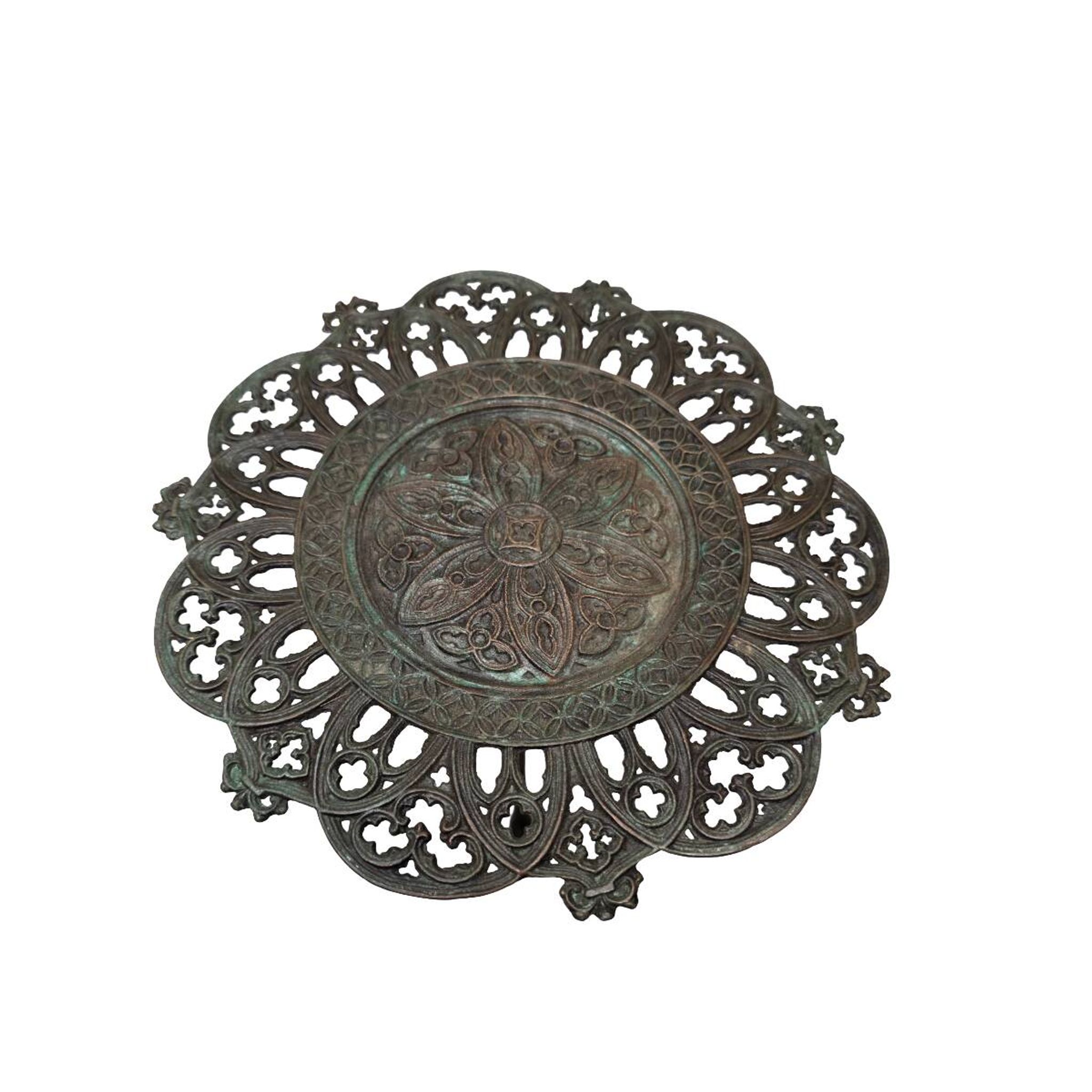 Ensemble de 2 coupes gothiques en bronze, années 1950