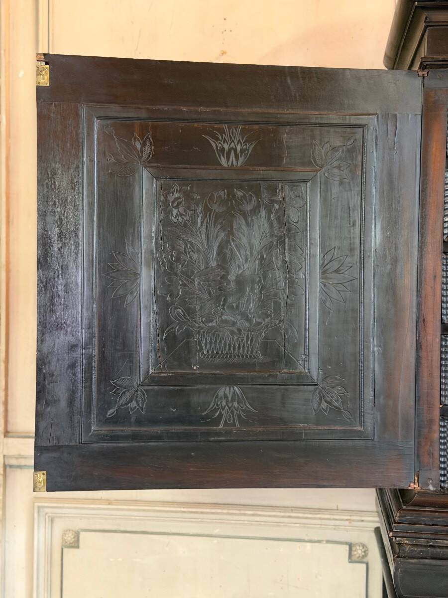 Large Louis XIII cabinet in ebony veneer, 17th century