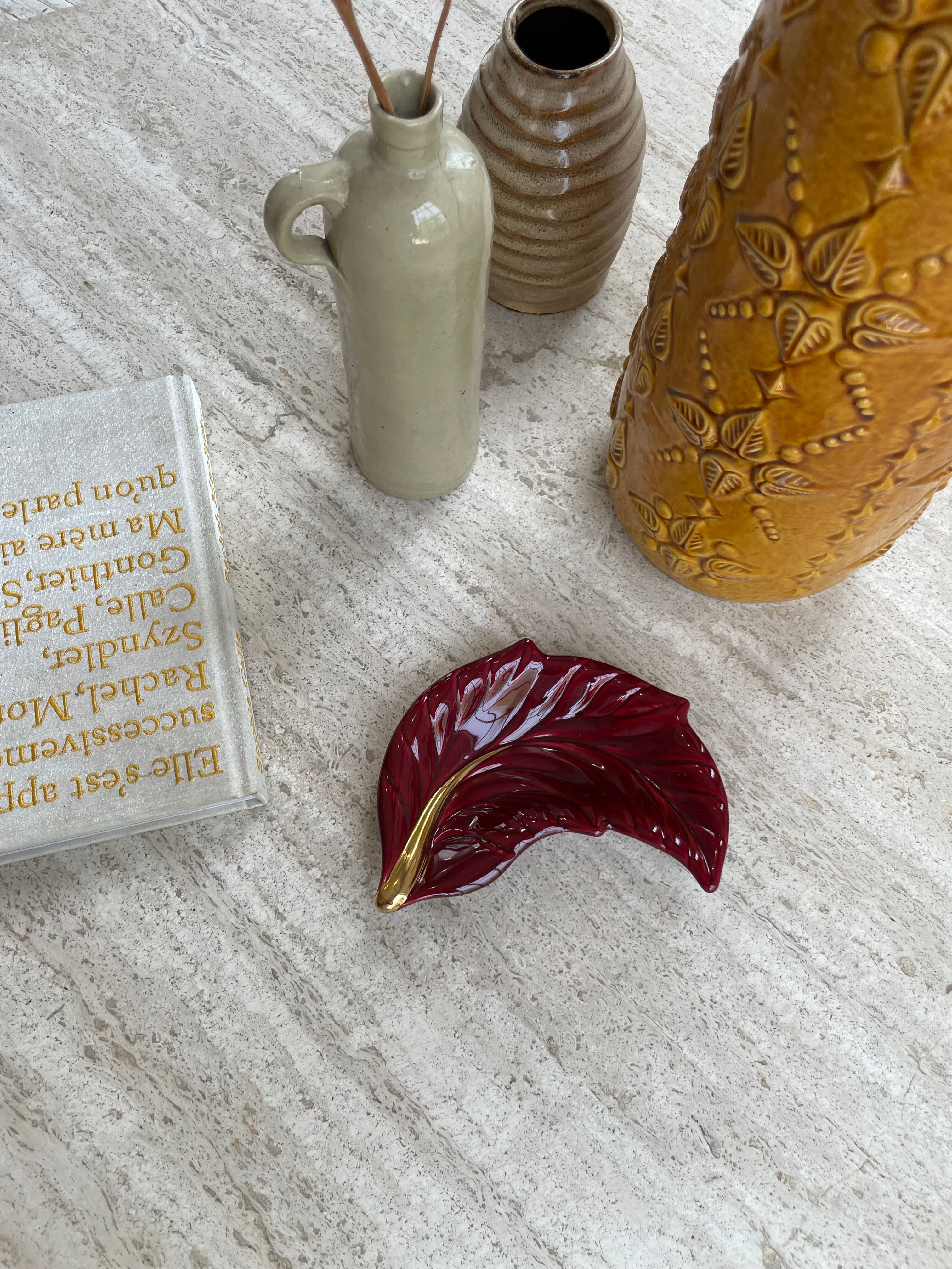 Dull leaf Vallauris red burgundy