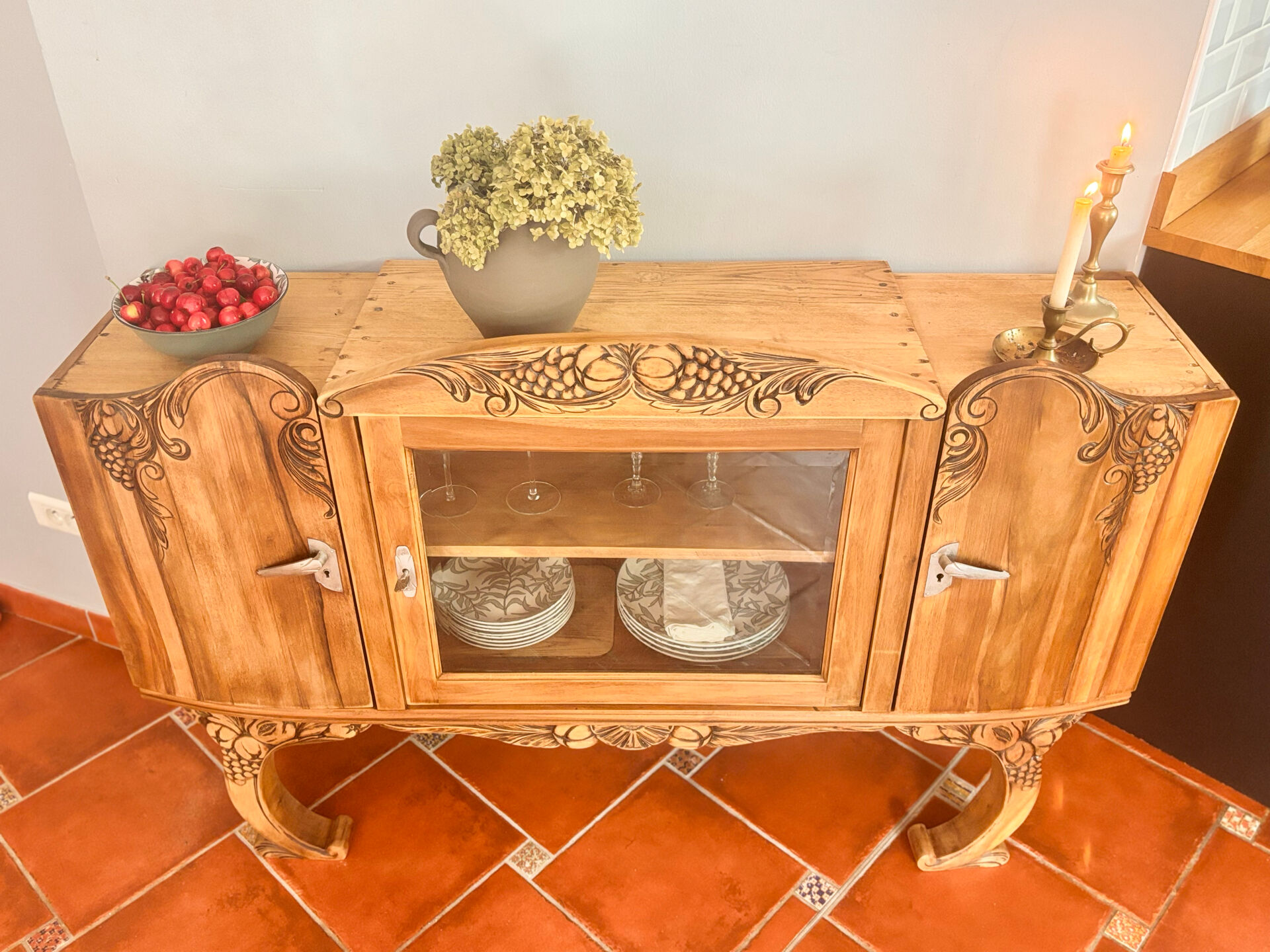 Buffet Art Nouveau restauré avec vitrine