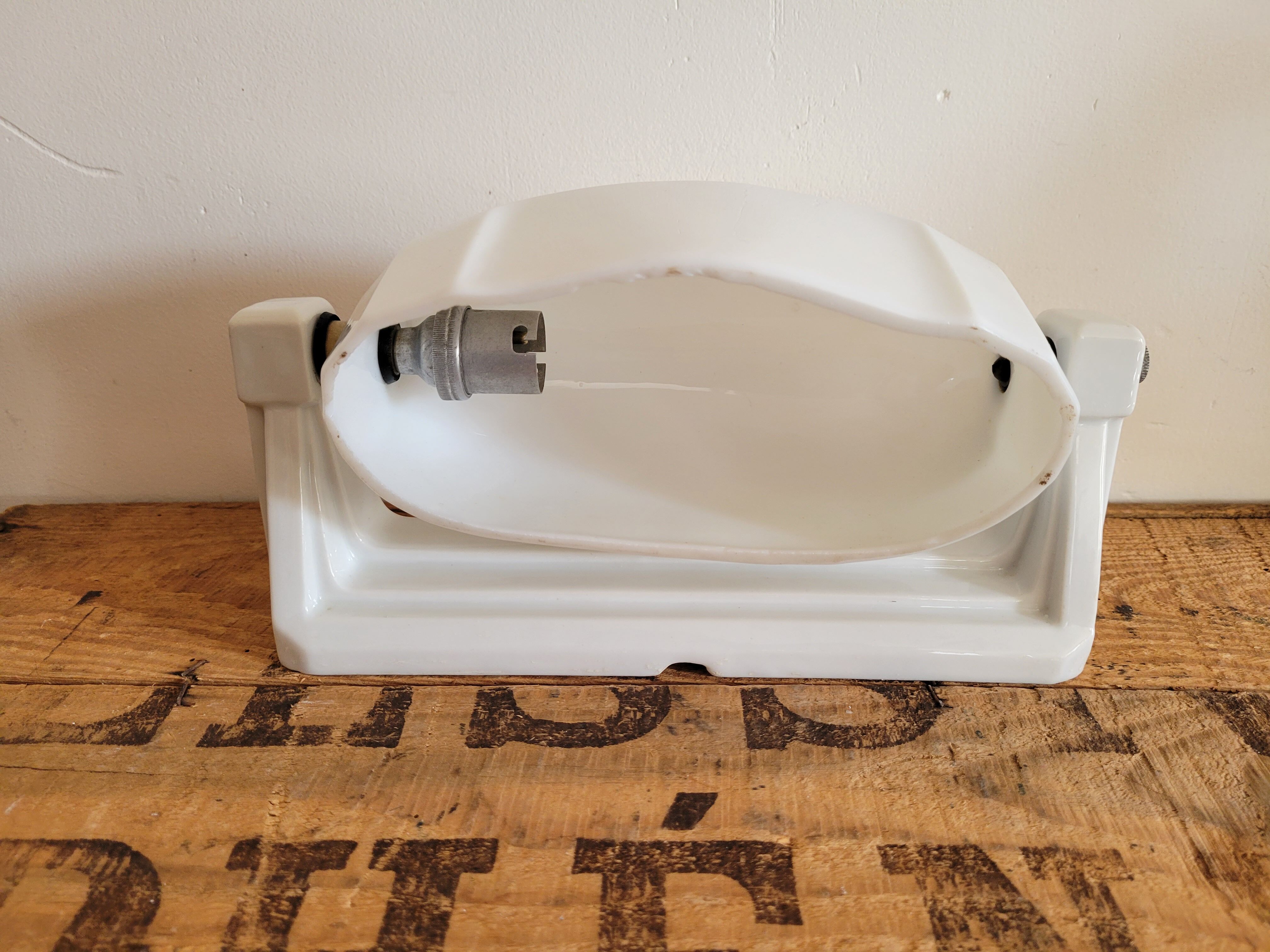 Porcelain and opaline wall lamp