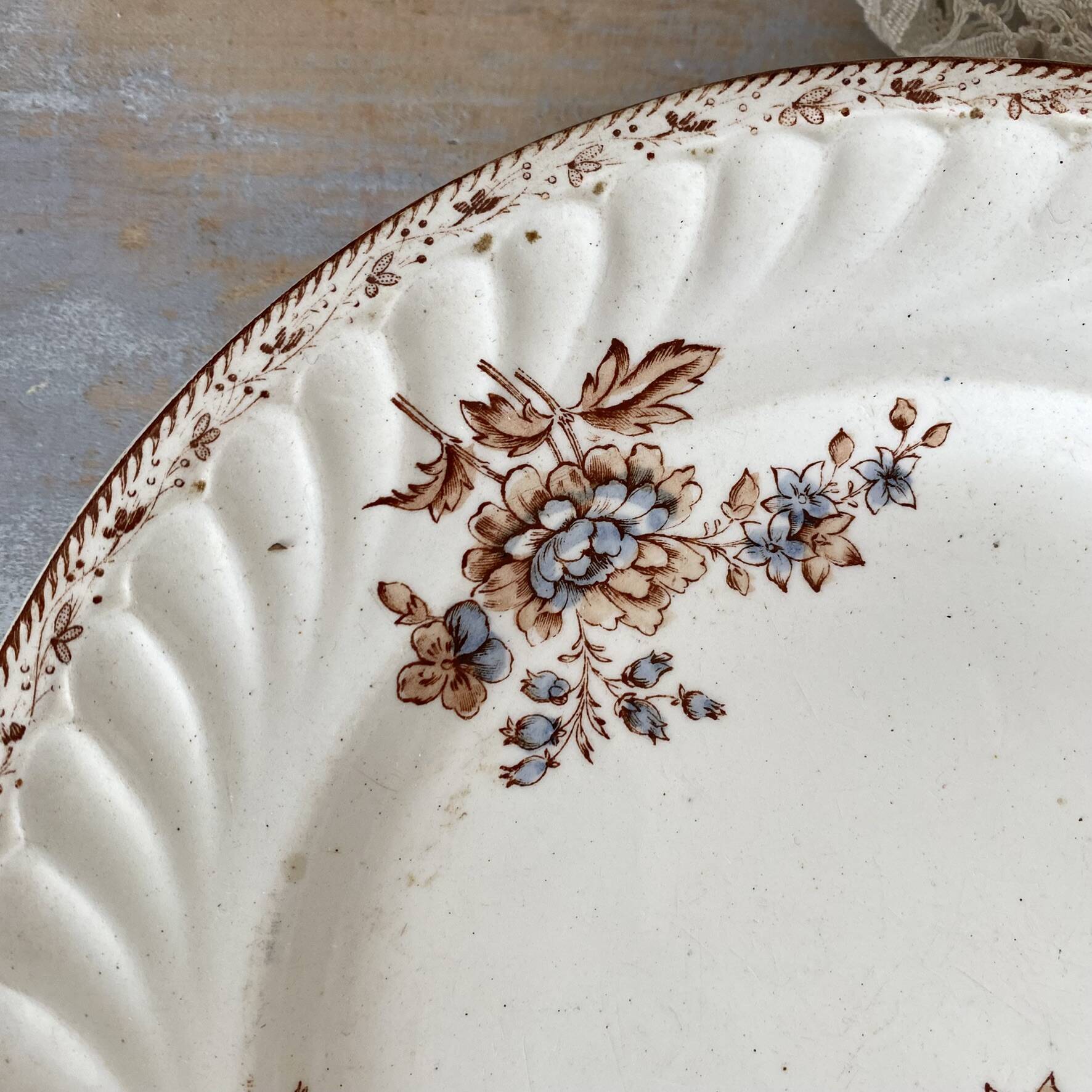 Antique polychrome ironstone dish from Salins, Saxon model.
