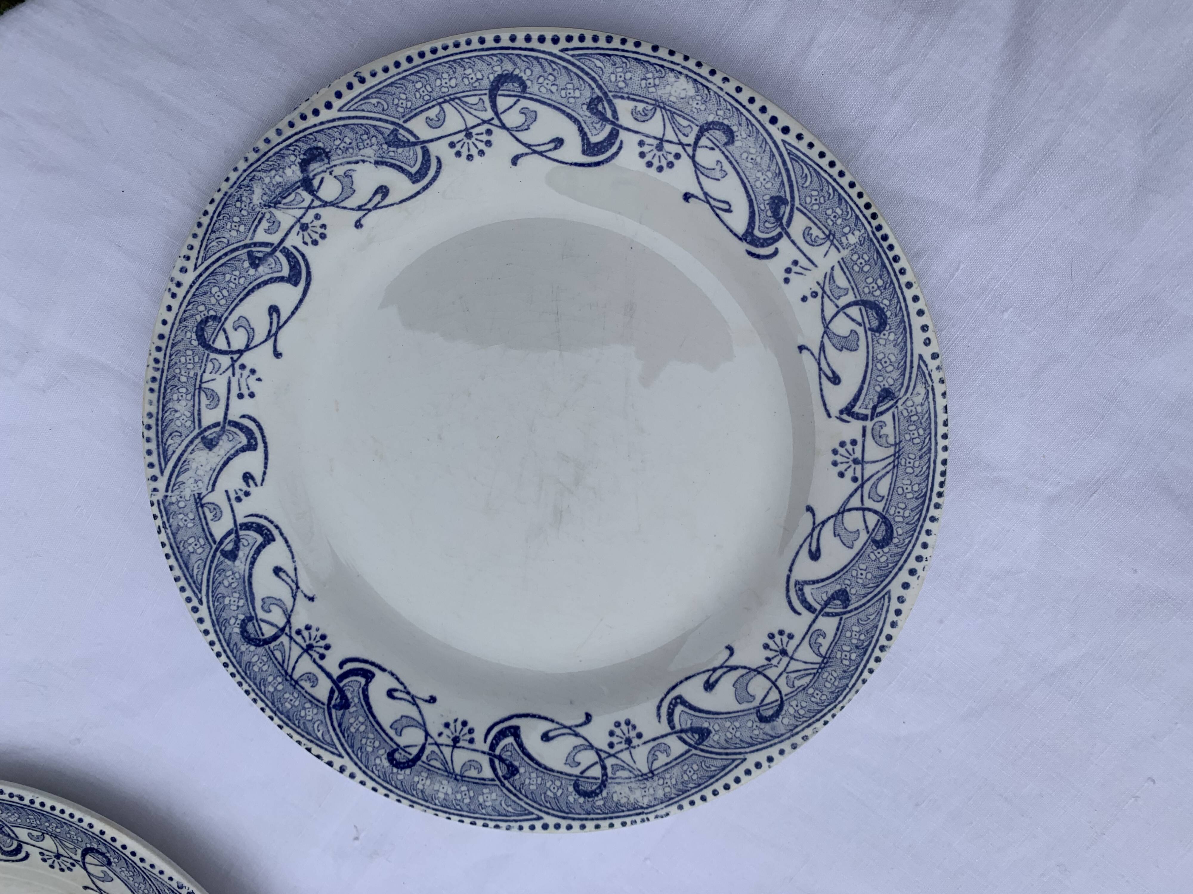 8 petites assiettes en faience terre de fer creil et montereau modele moscou, decor bleu anciennes