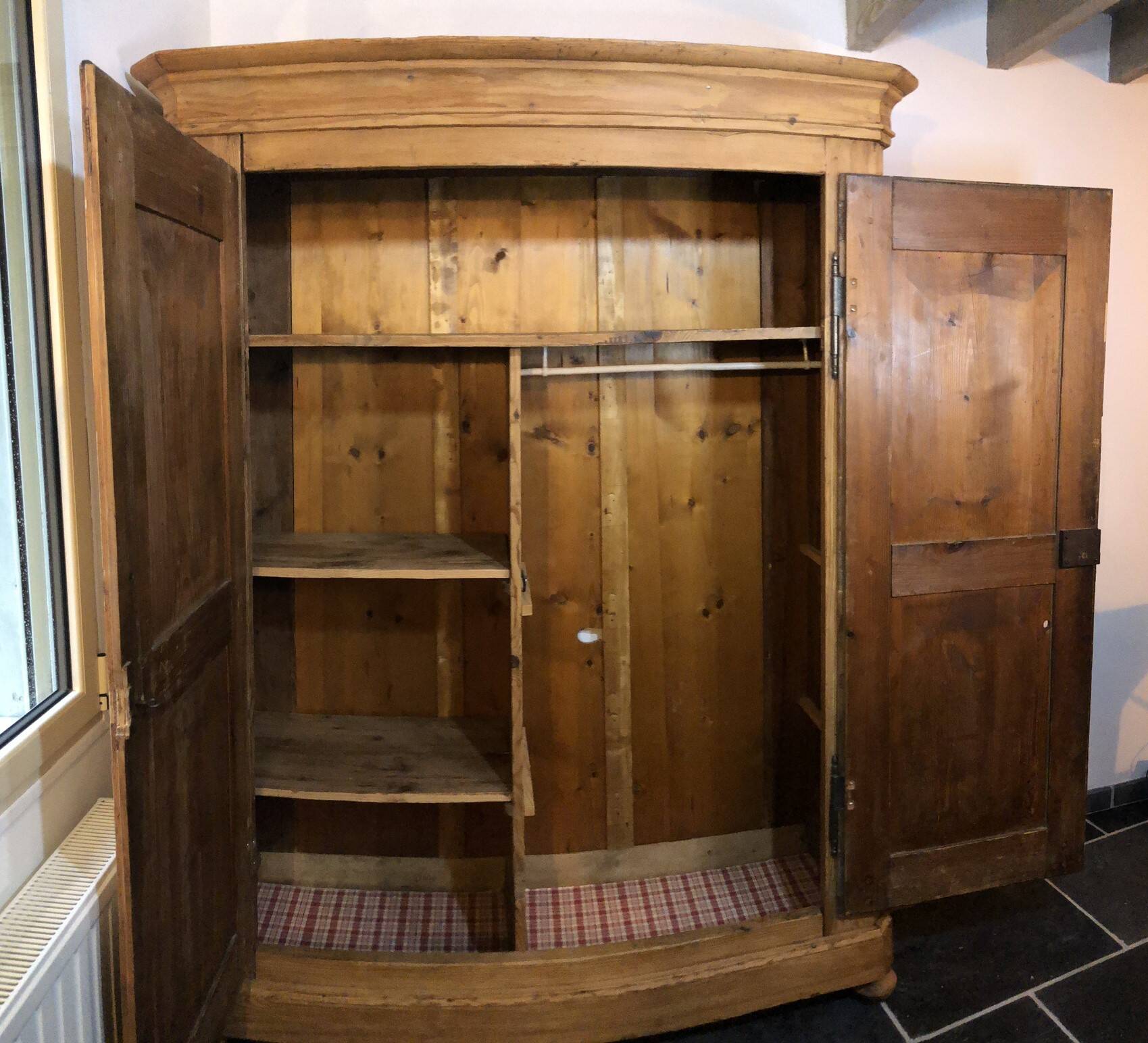 Alsatian armoire from 1878 in Pichepin – A unique and authentic piece