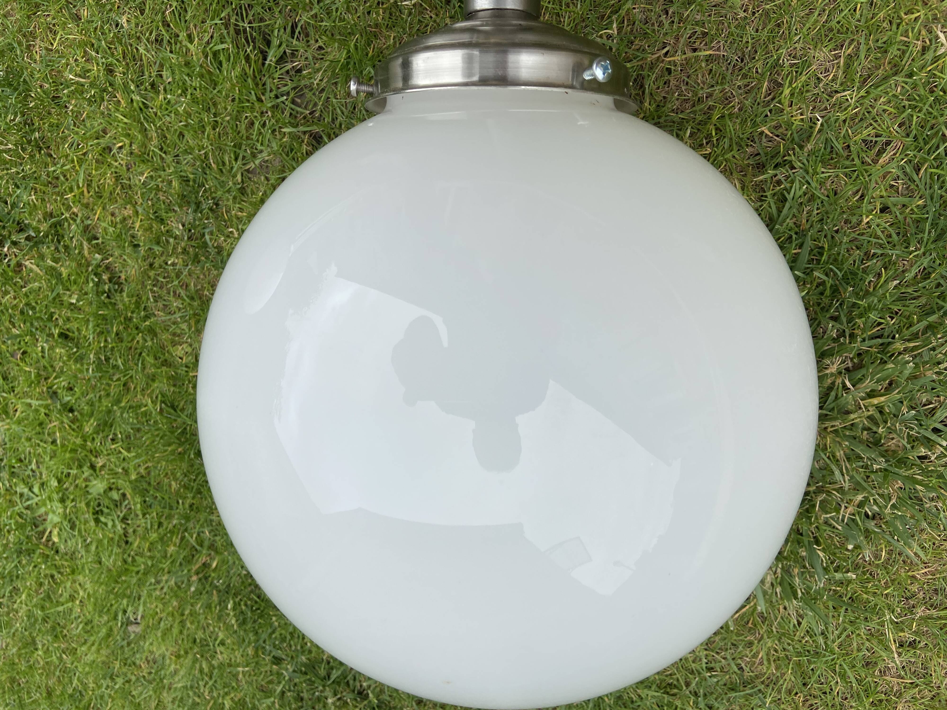 Suite de 6 suspensions tube inox et globe verre opalin style Art déco