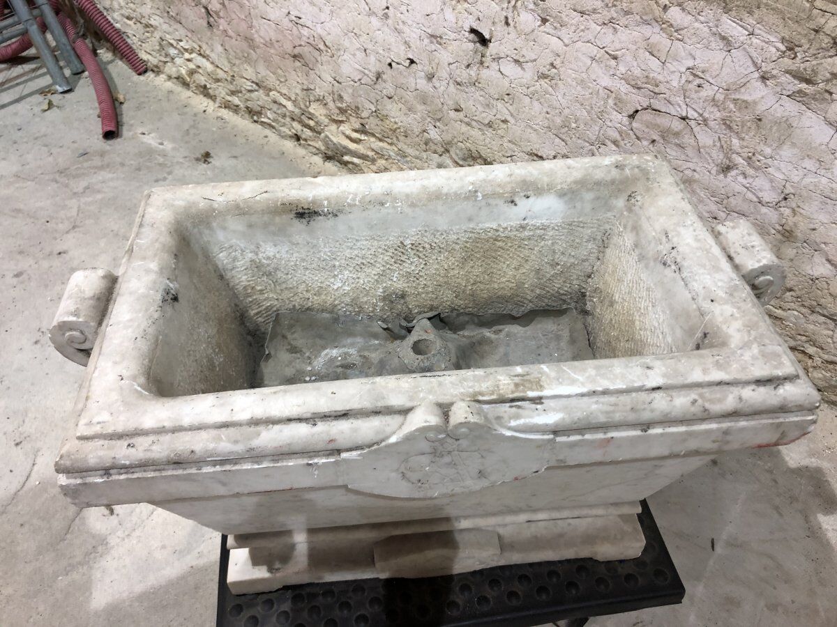 Gardener XVIIIth, century in molded marble, carved