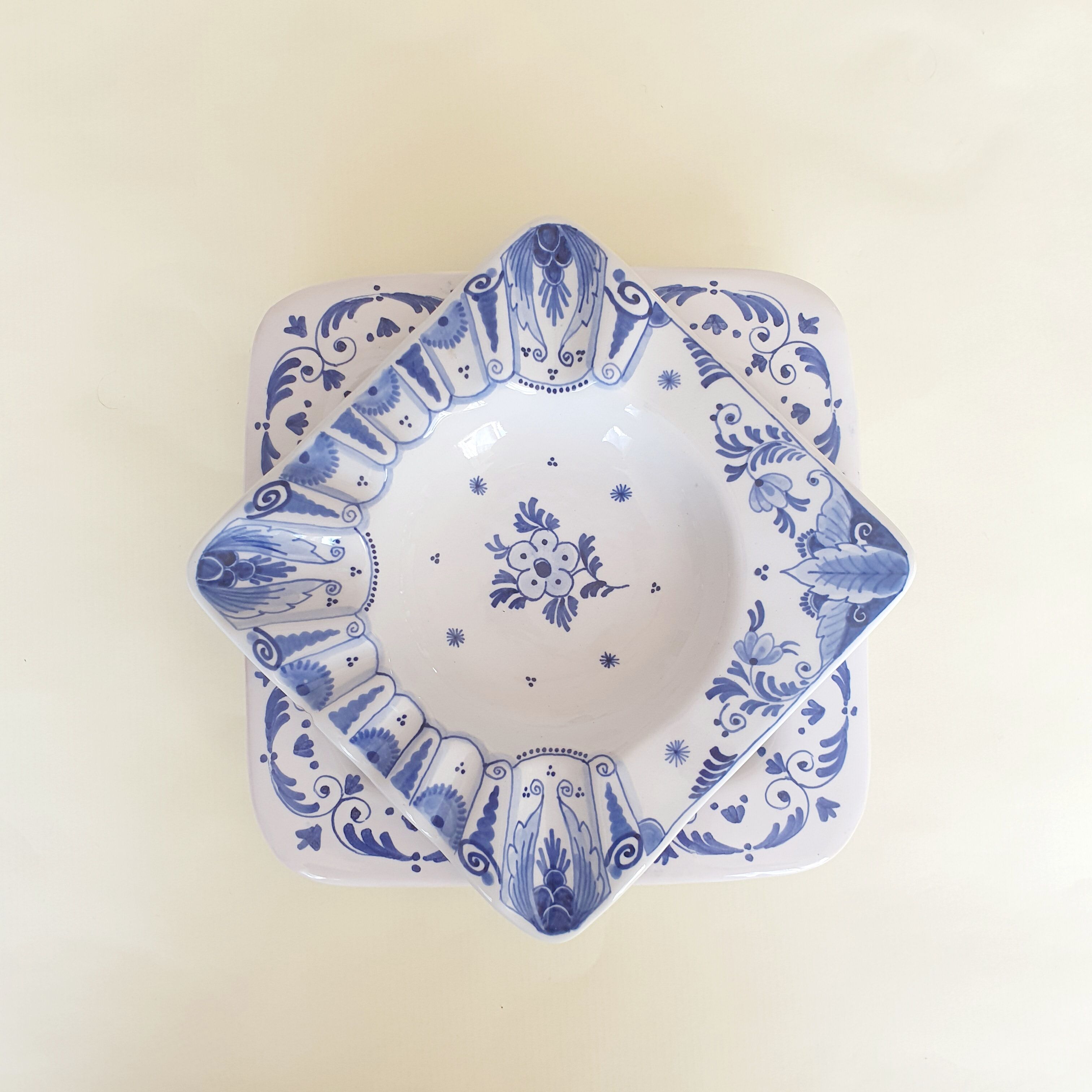 Delft porcelain pocket-empty ashtray