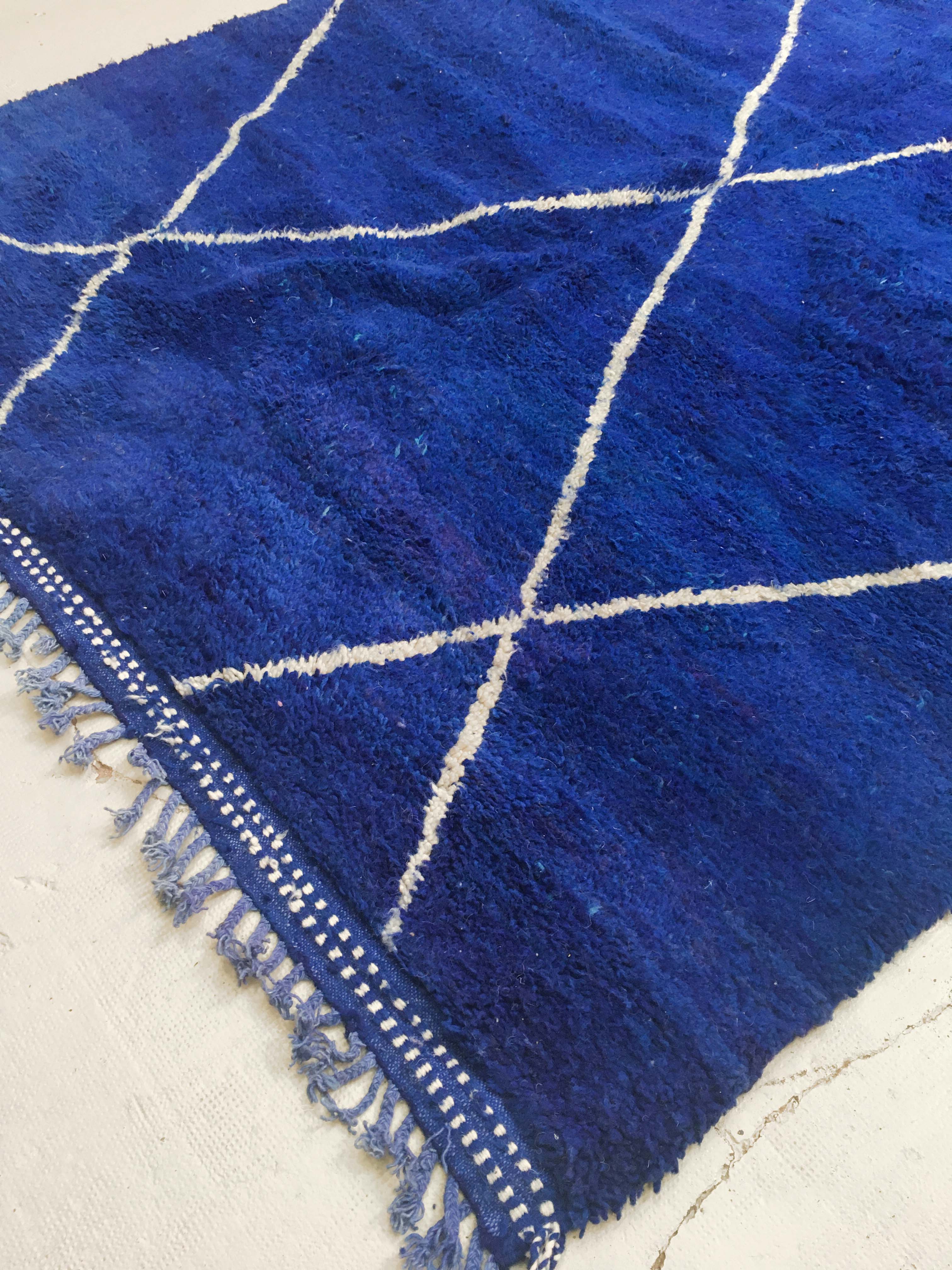 Berber carpet beni ouarain blue majorelle with unbleached diamonds 290x202m