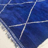 Tapis berbère beni ouarain bleu majorelle à losanges écrus 290x202m