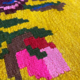 Tapis vintage en laine avec des fleurs roses sur fond vert et jaune fabriqué à la main en Transylvanie