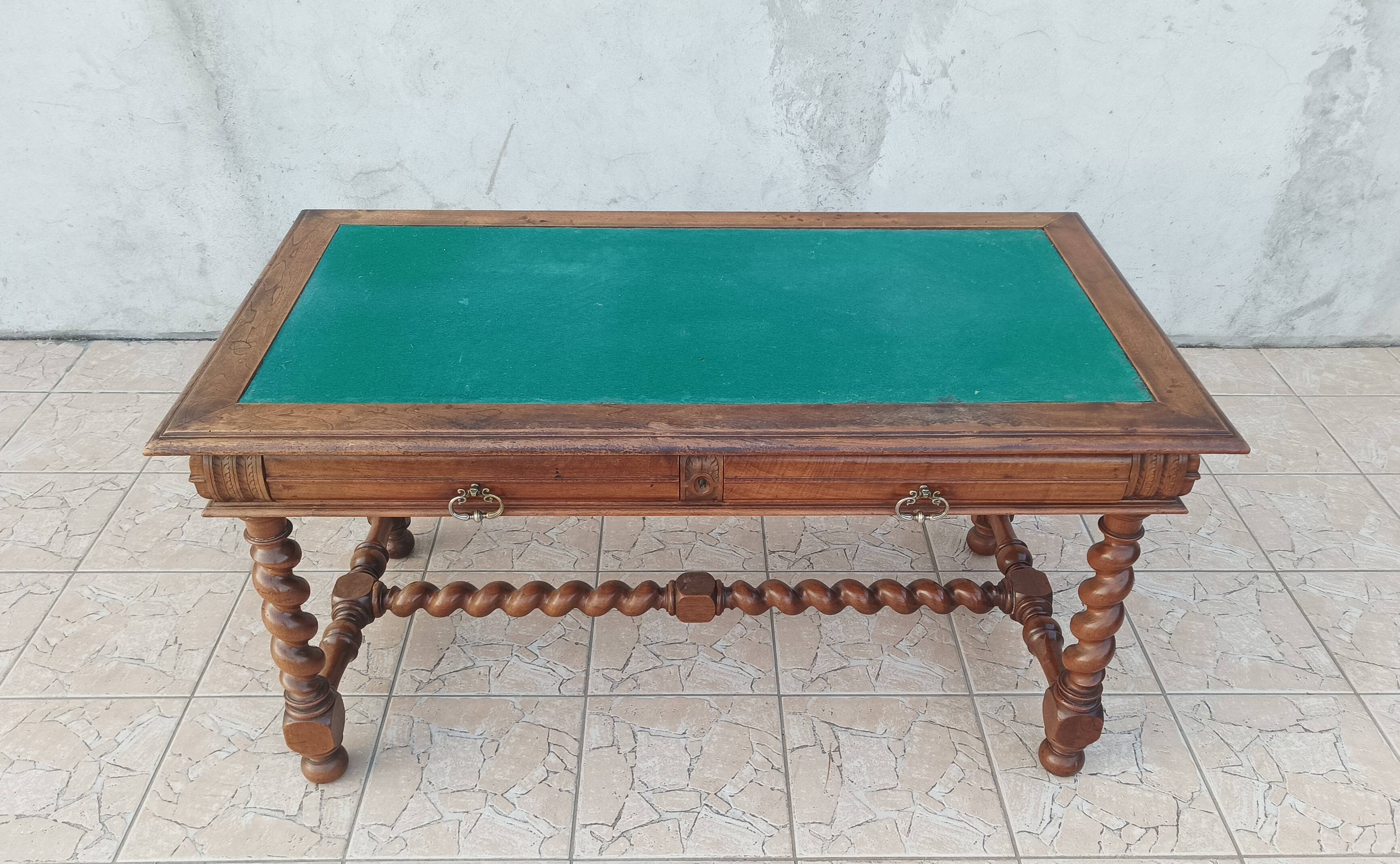 Bureau Louis XIII en noyer