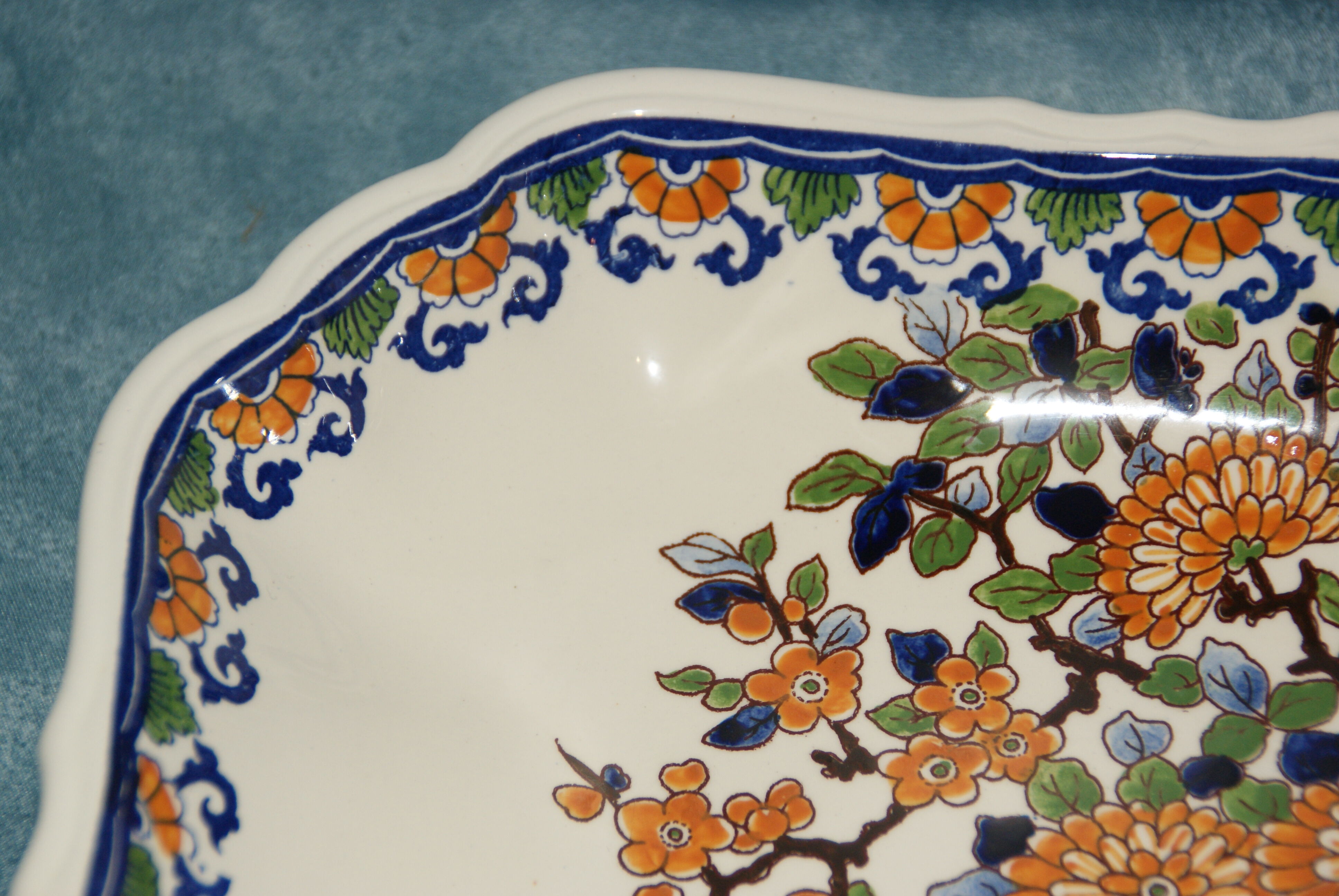 Gien: peacock dish