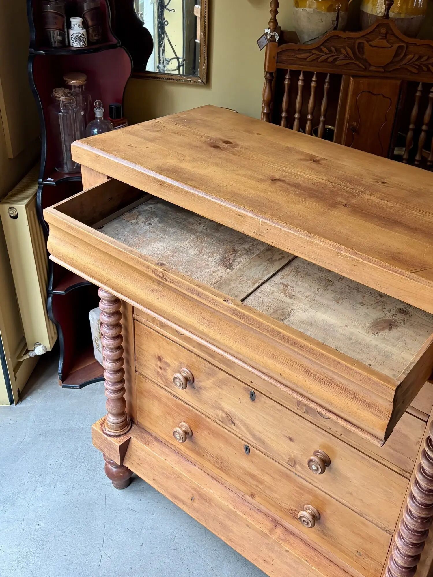 Support furniture, 6-drawer chest in turned pitch pine.