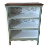 Grey-green bib, dark wood and Toile de Jouy.