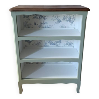 Grey-green bib, dark wood and toile de Jouy.