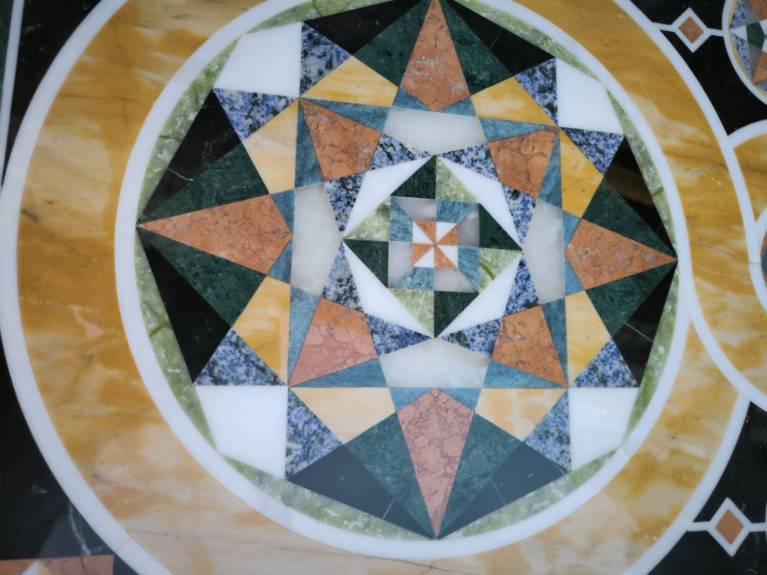 Table basse en mosaïque de marbre et pierres dures