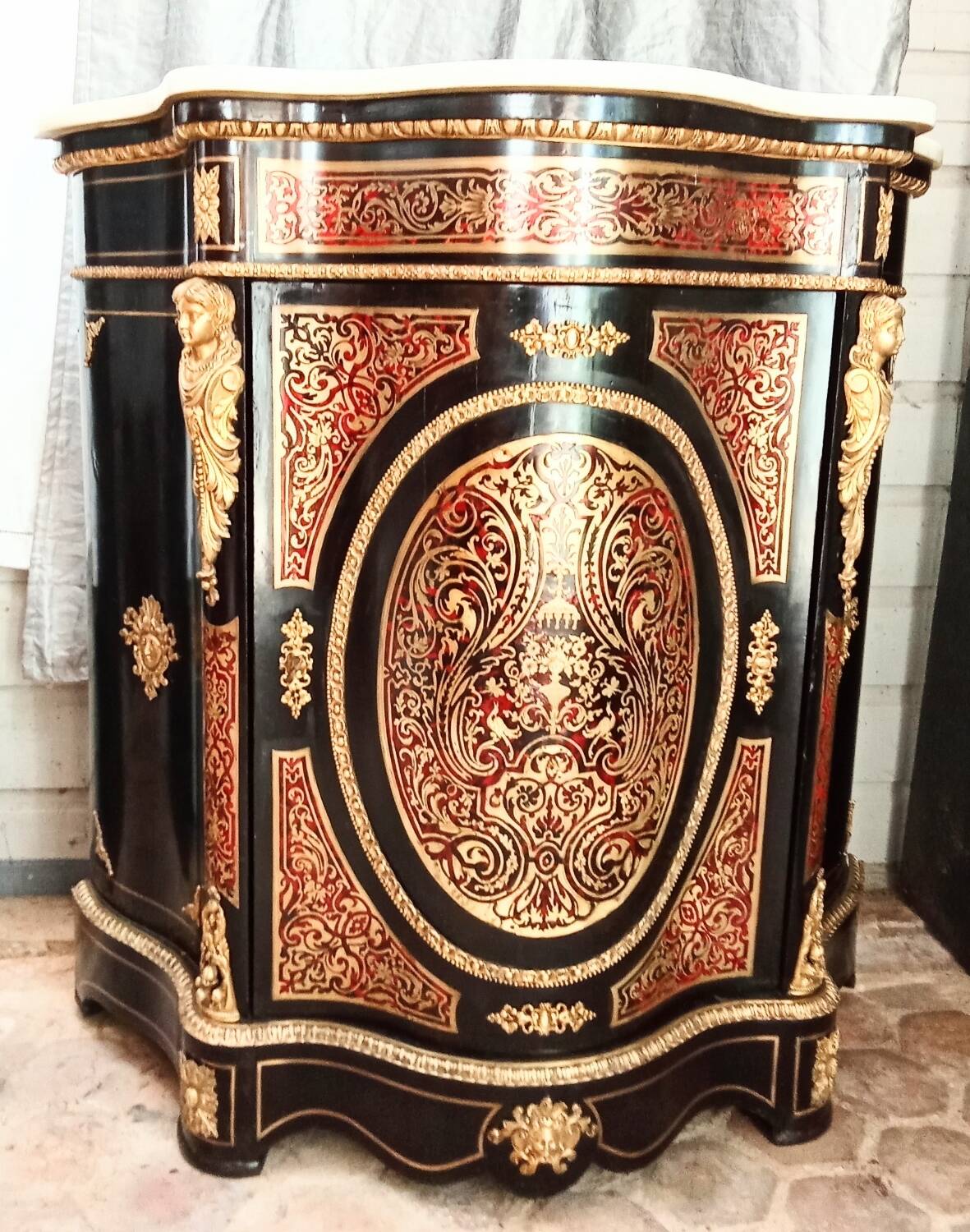 Violin-shaped support cabinet with Boulle marquetry