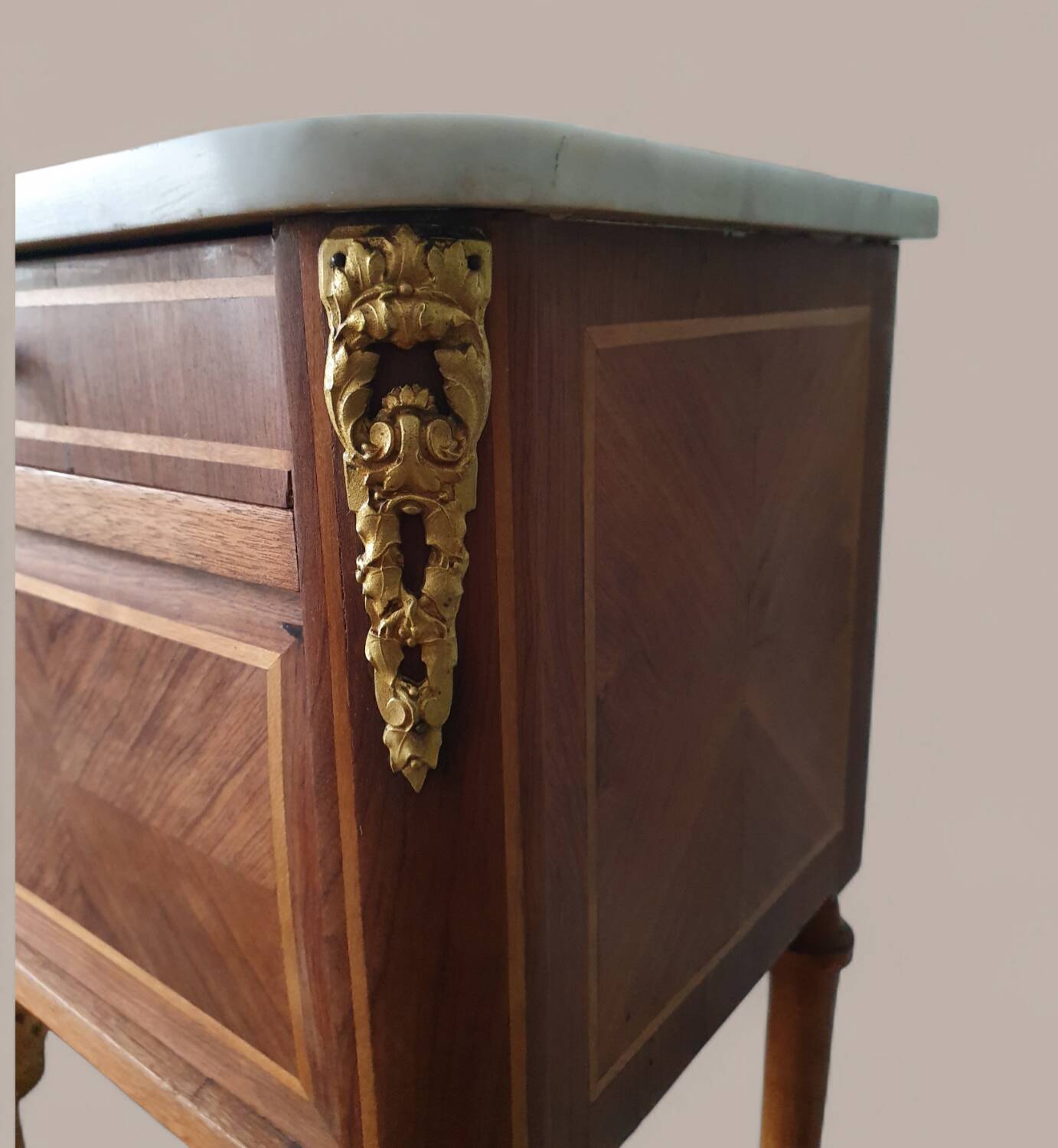 Table d’appoint Louis XVI marqueterie - Marbre et décors bronze doré