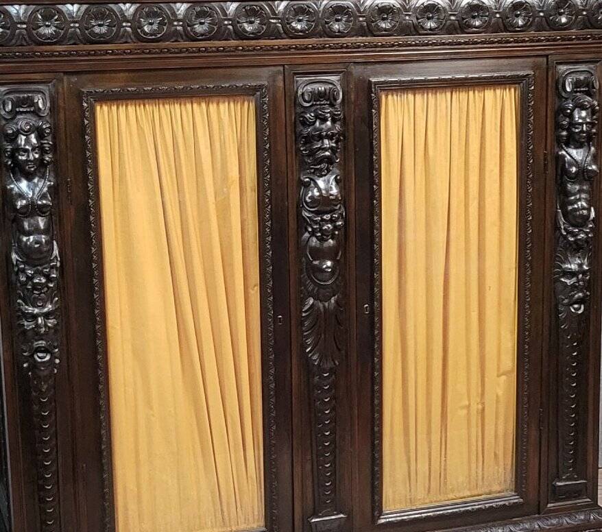 Important carved wooden library in Renaissance style, dating from the 19th century.