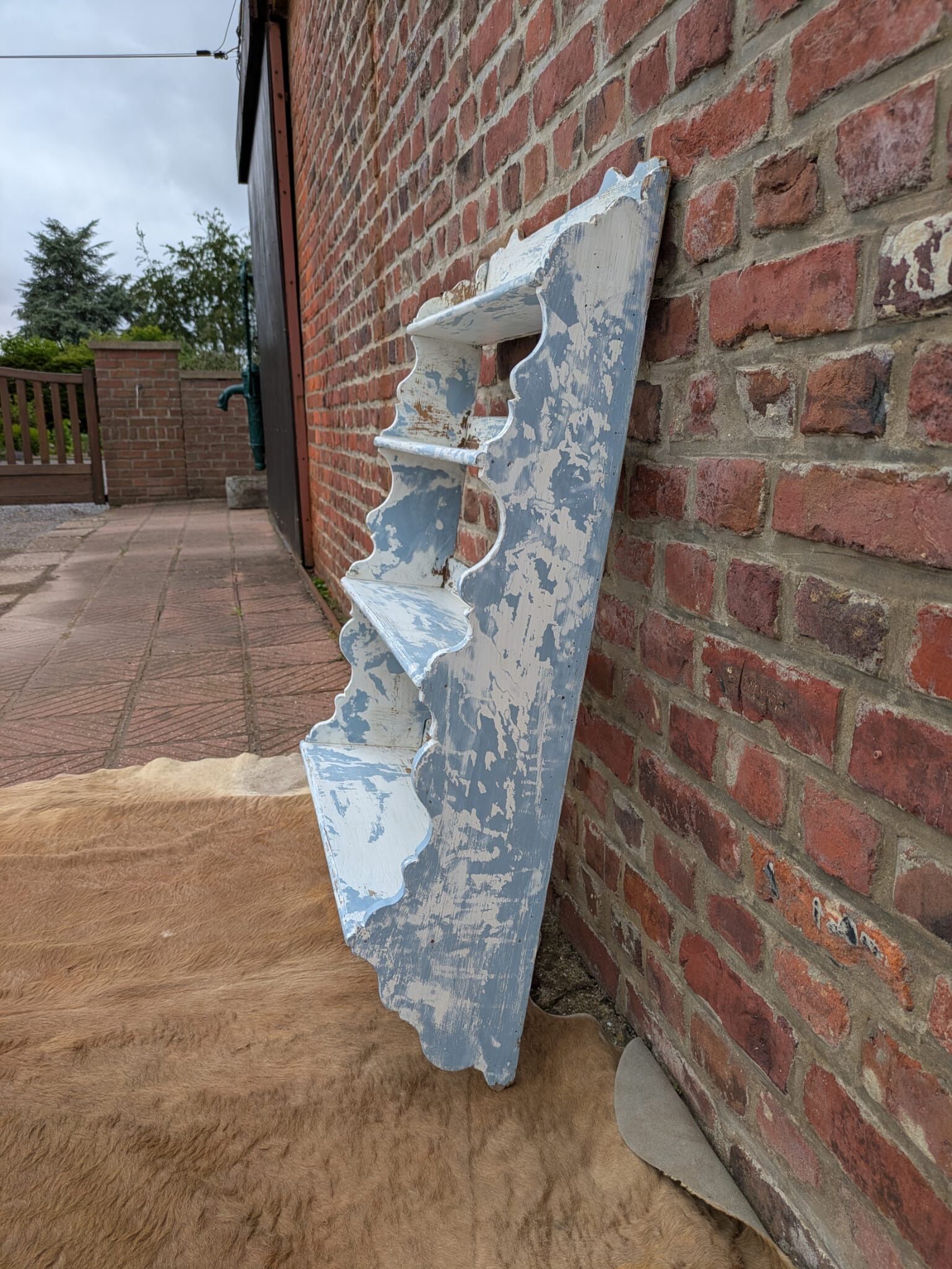 Étagère murale patinée