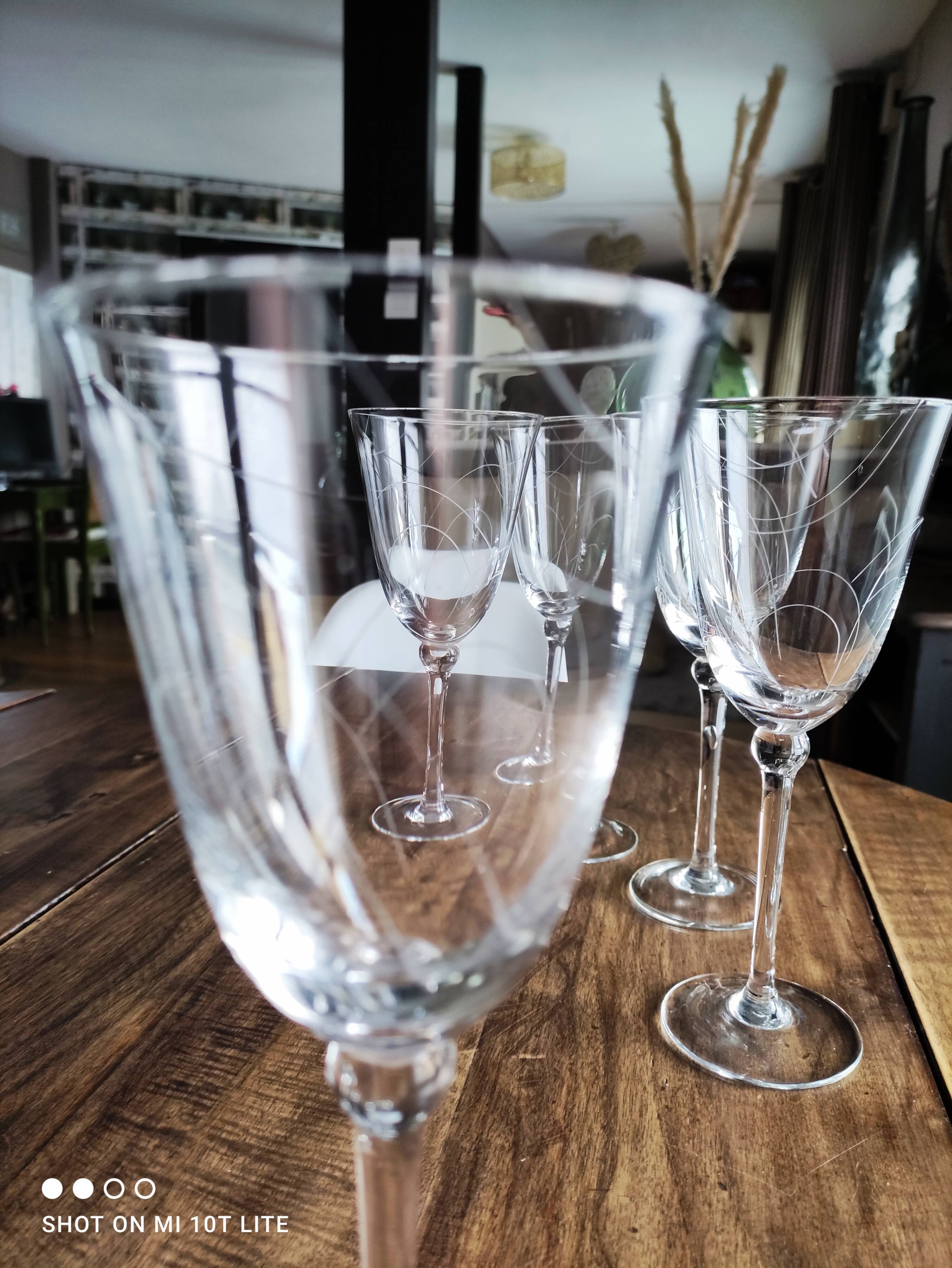 Set of 6 tulip shape wine glasses in voluted glass