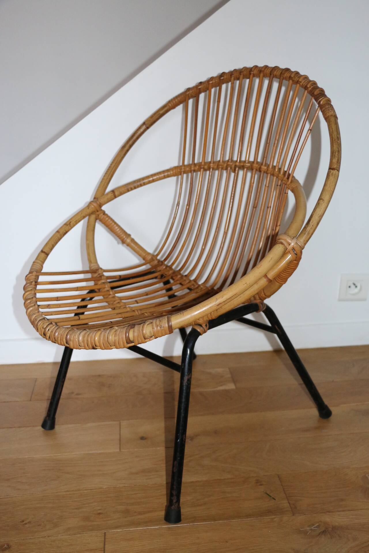 Fauteuil rotin enfant piètement métal 1950