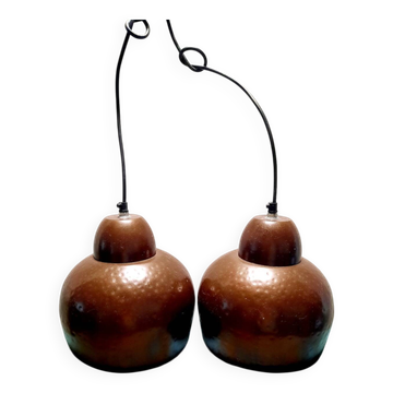 Set of 2 metal pendant lights in copper colour.