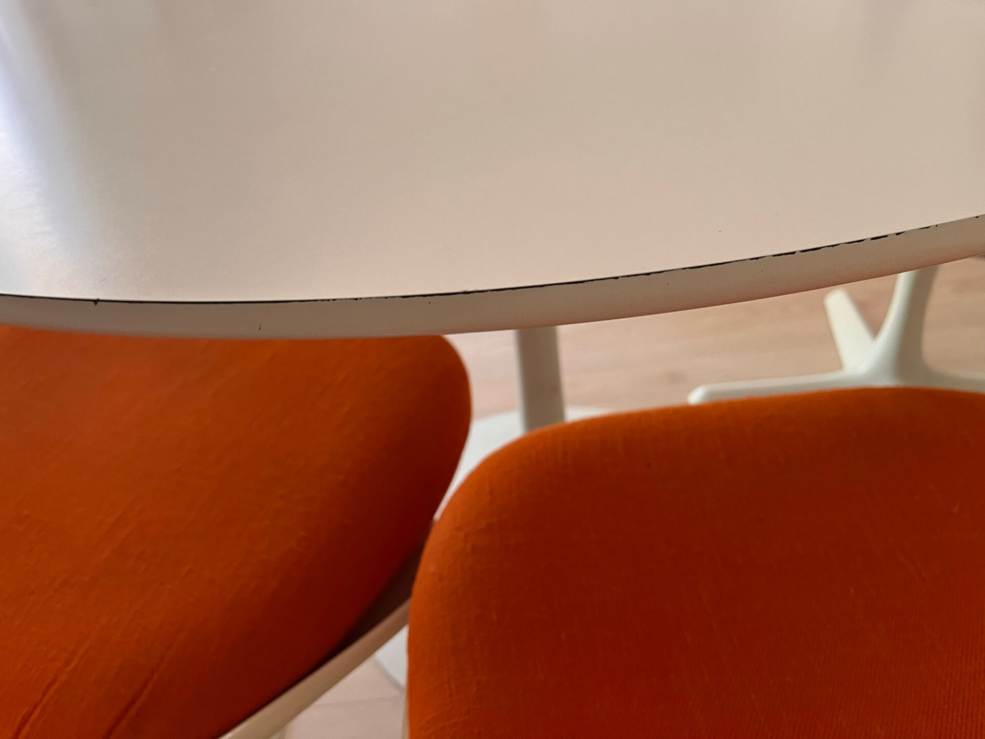 Tulipe Arkana table by Knoll and its 4 chairs