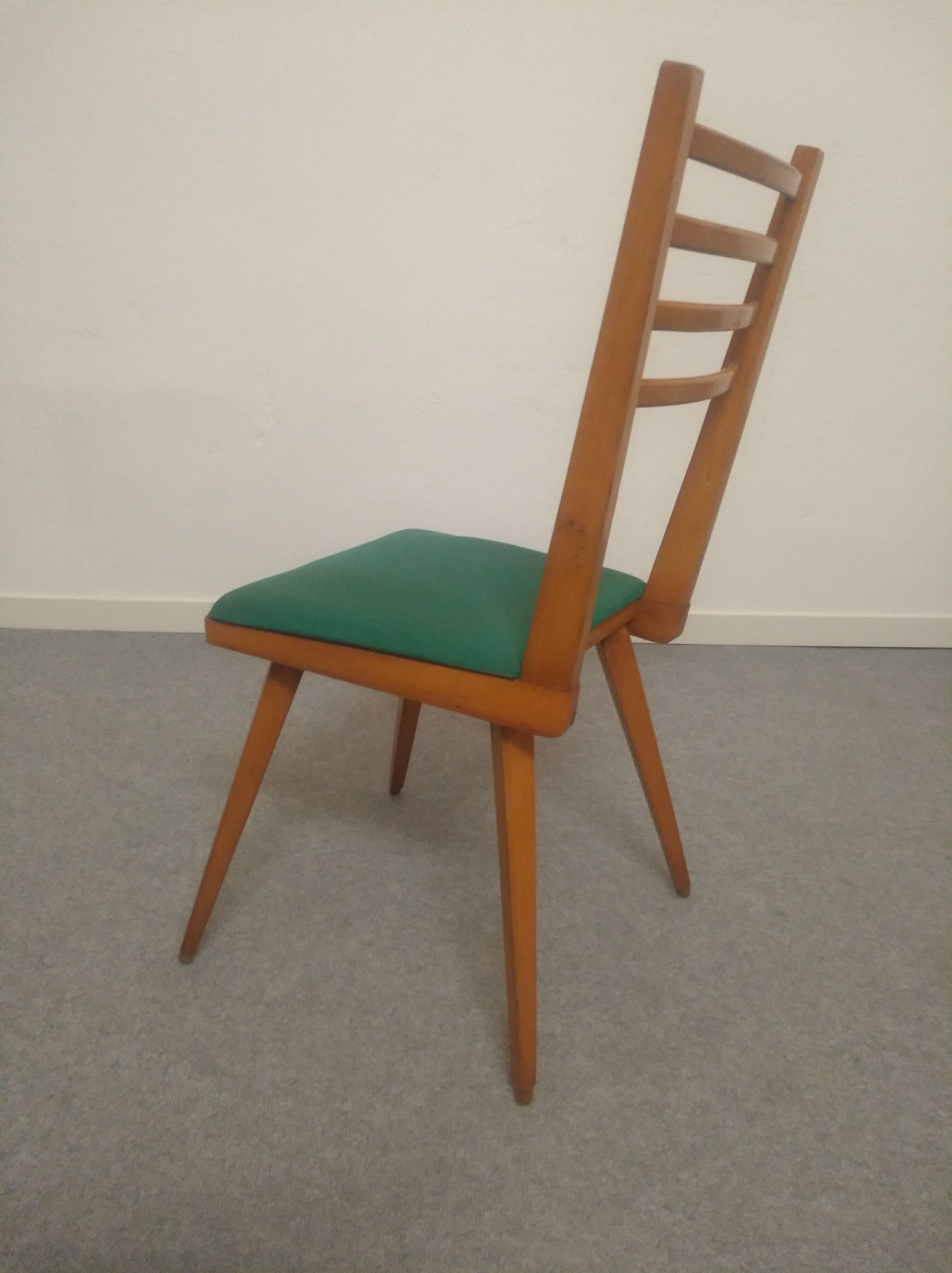 Suite de 4 chaises des années 50