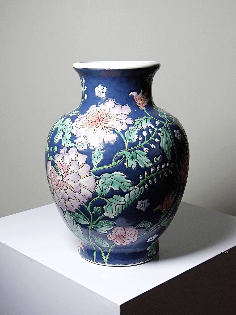Large baluster vase in Chinese porcelain with vintage floral decoration from the 1970s-80s.