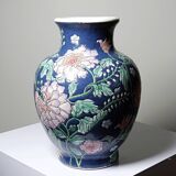 Large baluster vase in Chinese porcelain with vintage floral decoration from the 1970s-80s.
