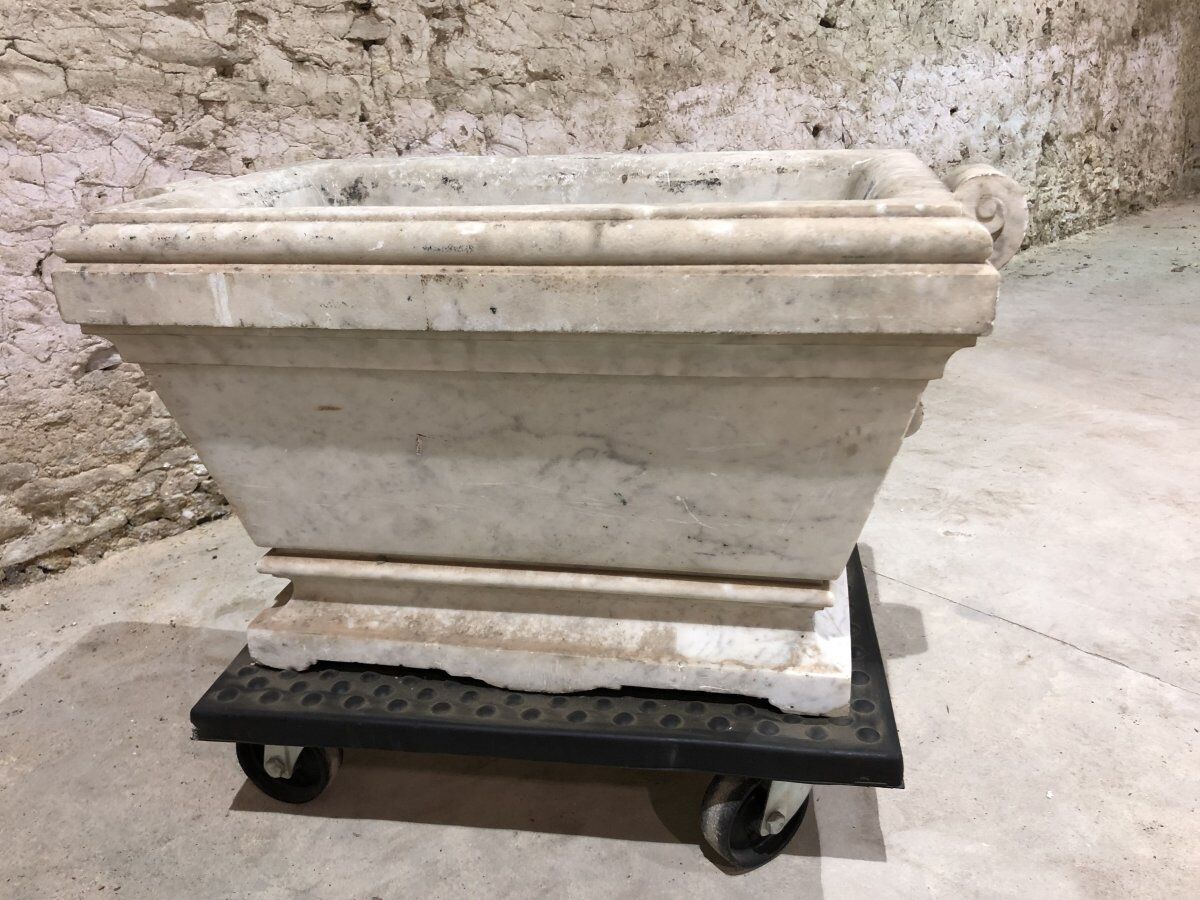 Gardener XVIIIth, century in molded marble, carved