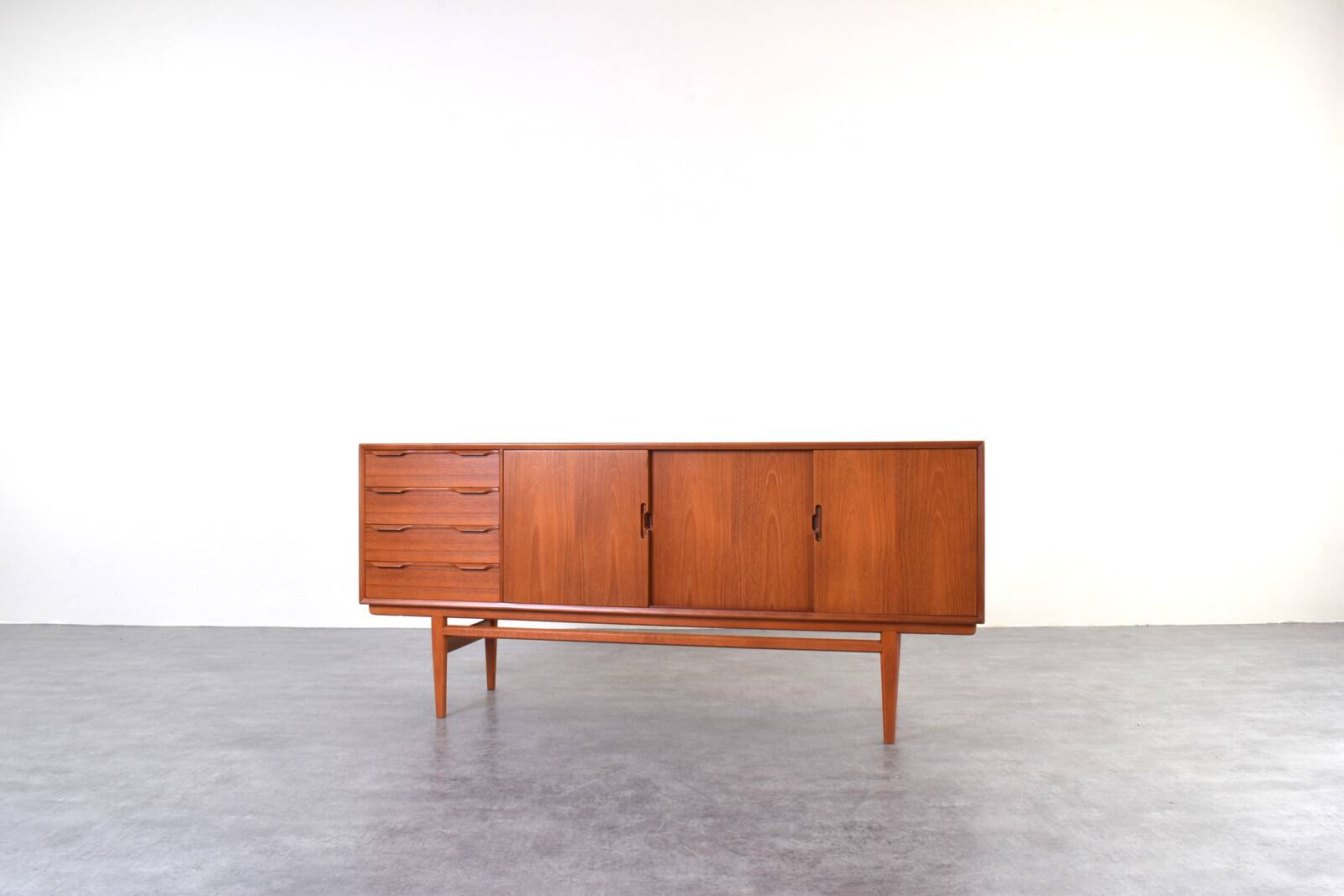 Buffet en teck danois du milieu du siècle, années 1960.