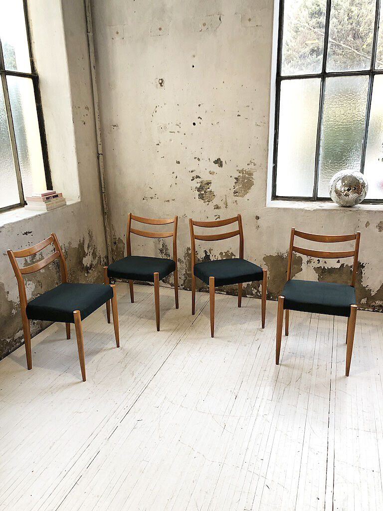 Set 4 green Scandinavian chairs